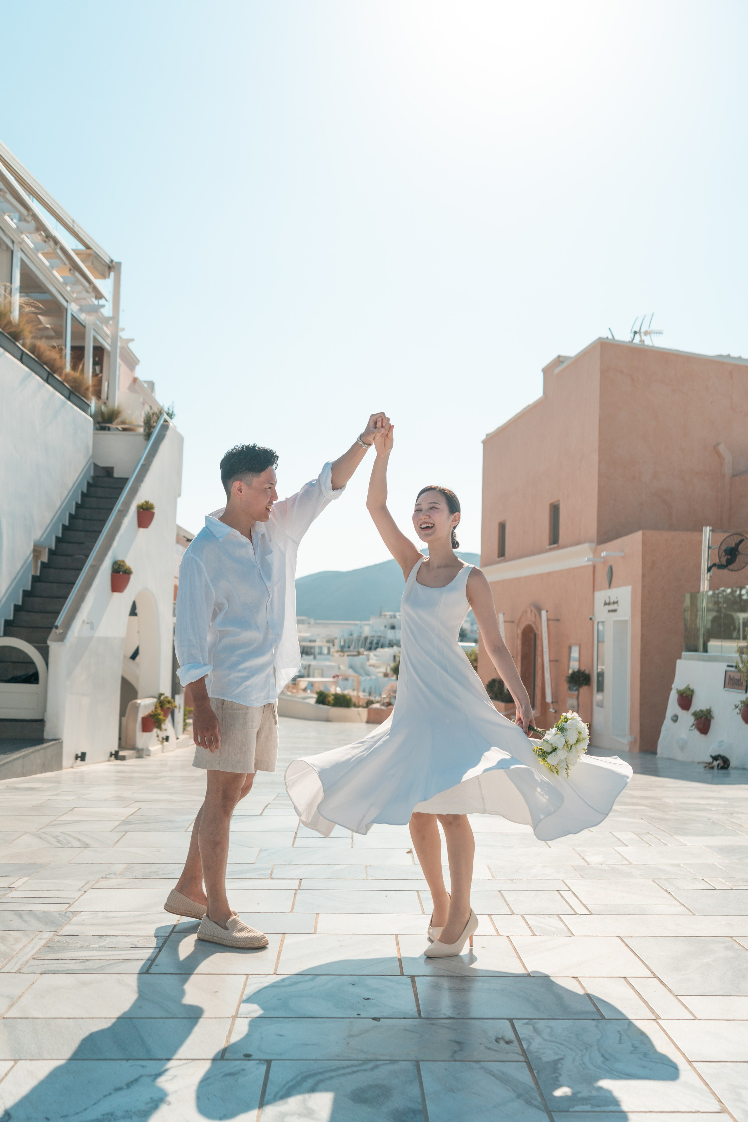 What is your love story in Santorini?. Photographe vidéaste à Santorin|Séances photos de Robe volante Santorin|