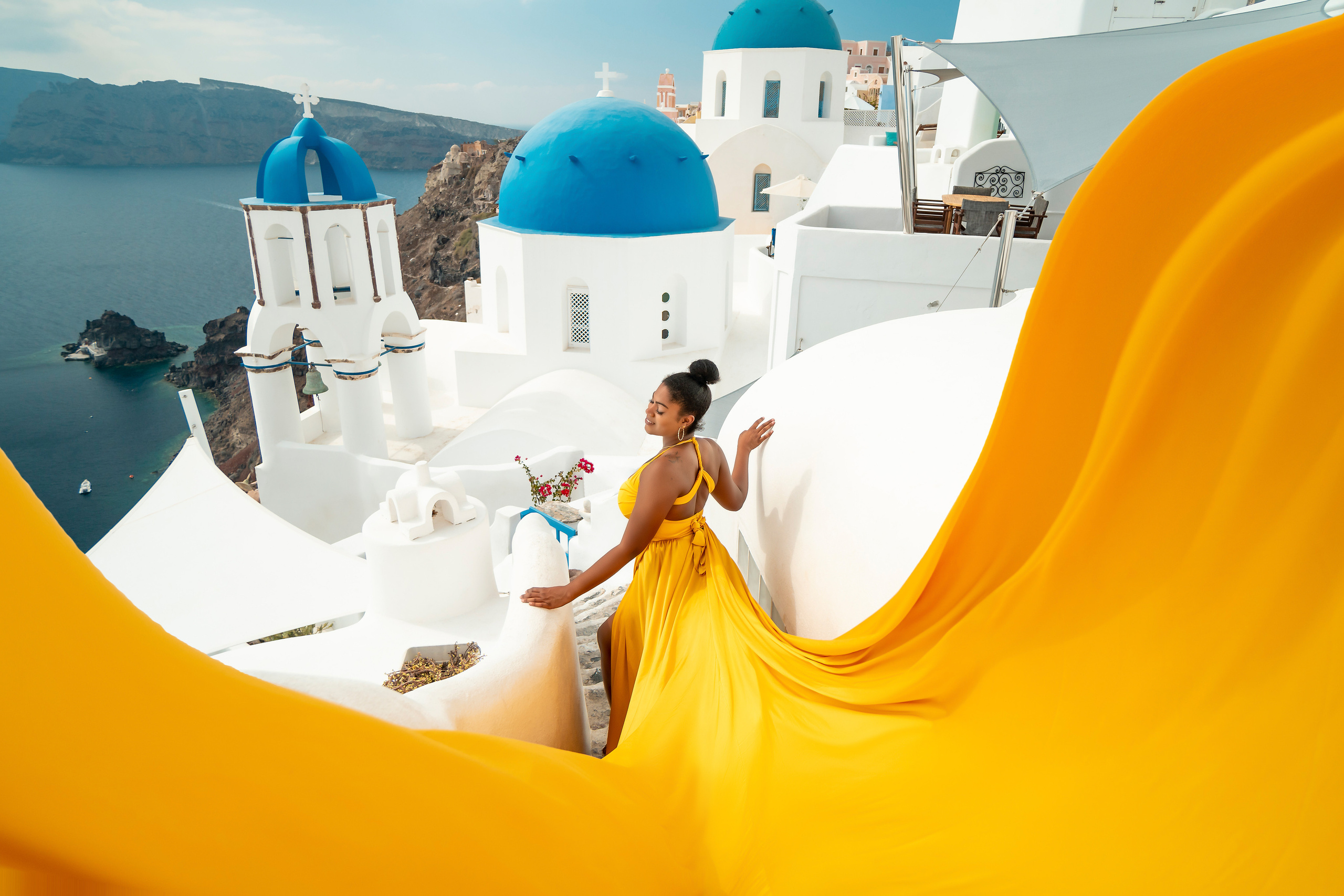 Bring sunshine to your photoshoot with Sokolove’s yellow flying dress. Featuring a chic bare-back design, this dress fits XS-L sizes and offers a flowing, elegant look perfect for any occasion