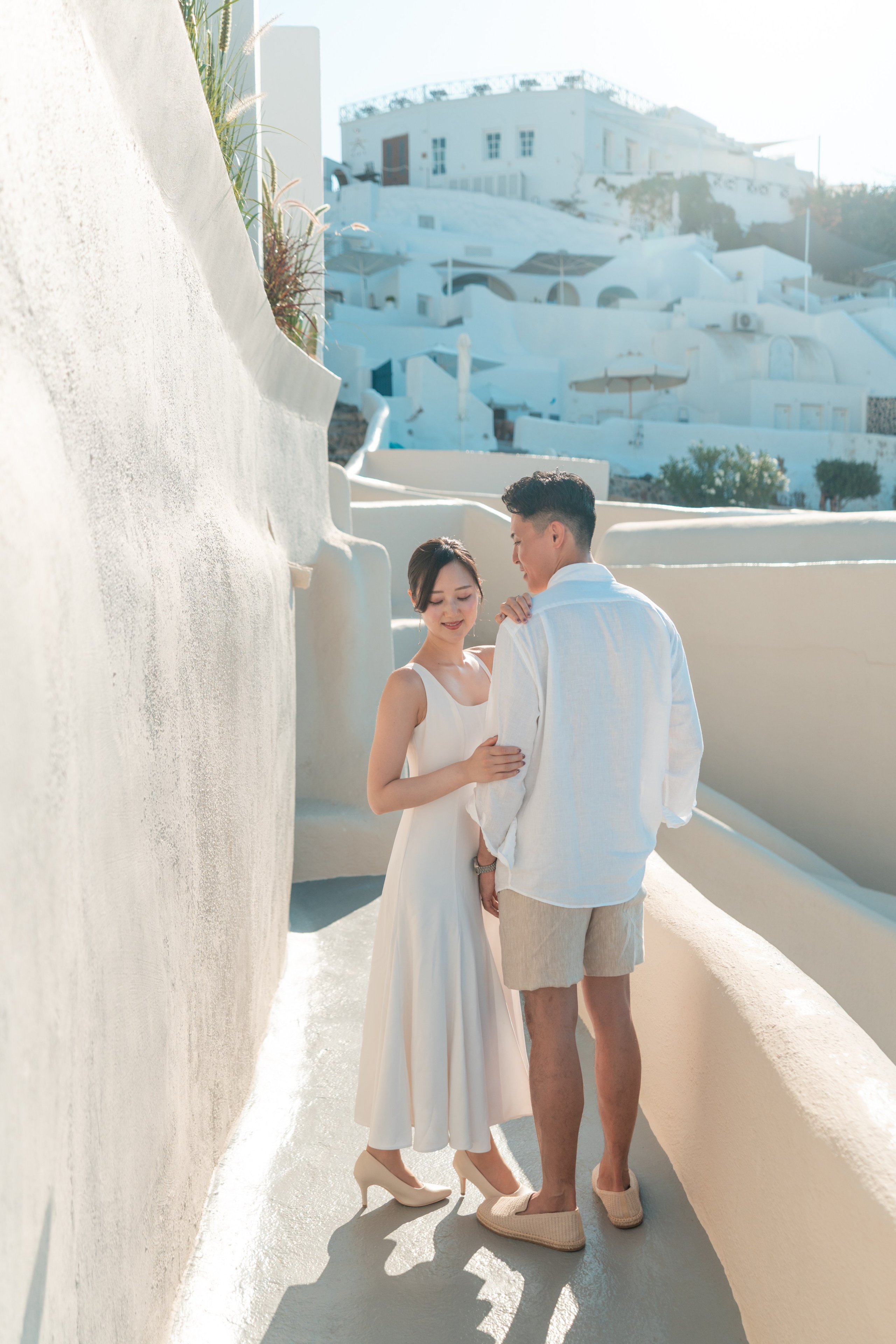 What is your love story in Santorini?. Photographe vidéaste à Santorin|Séances photos de Robe volante Santorin|
