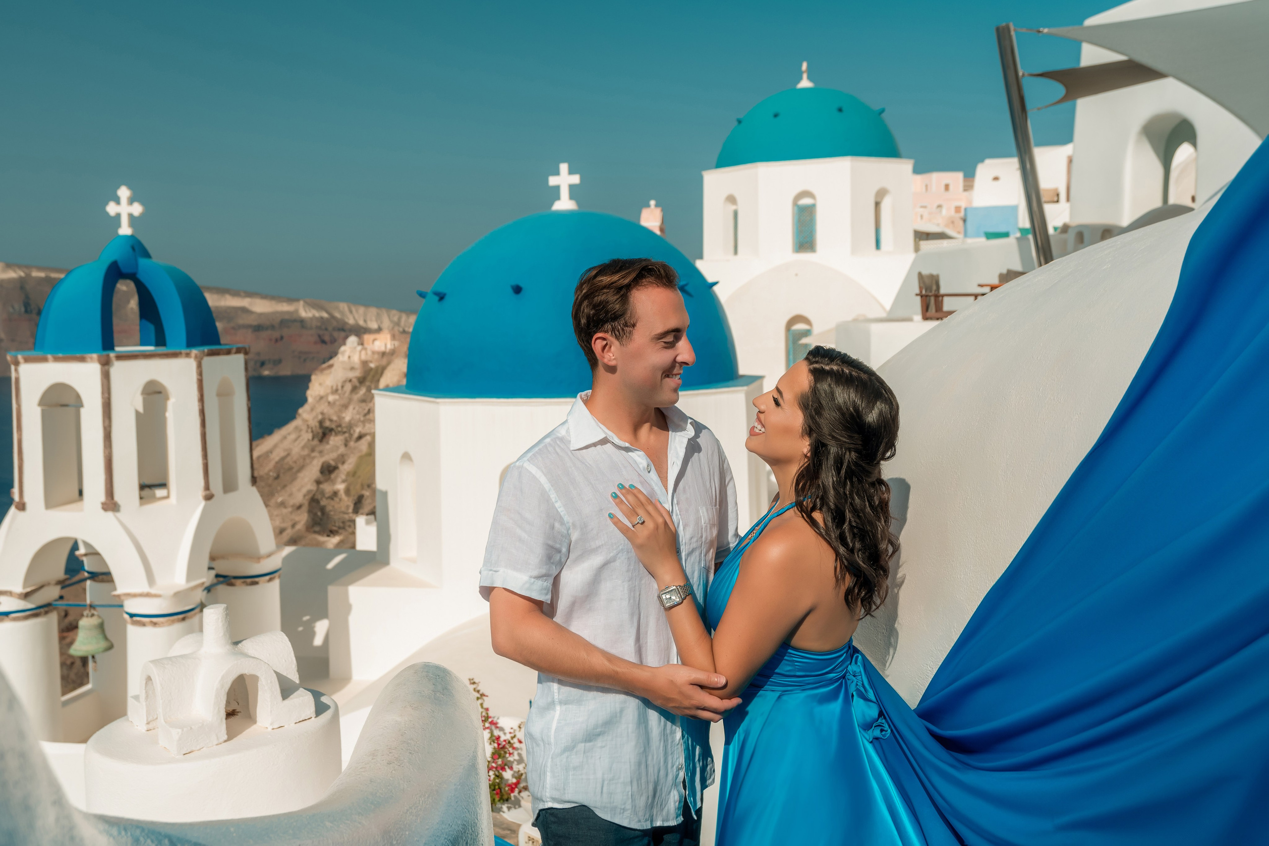 Robe Volante Santorin. Photographe vidéaste à Santorin|Séances photos de Robe volante Santorin|