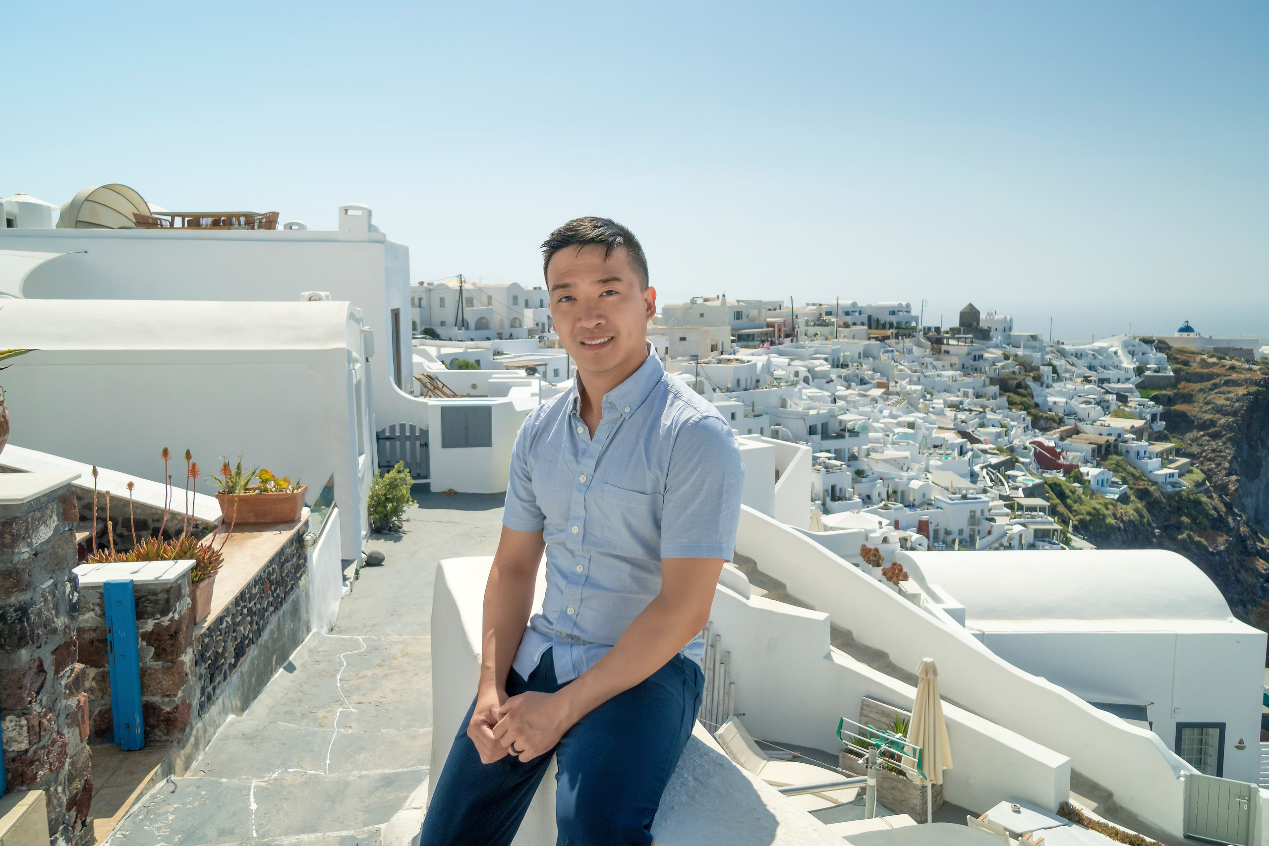 Photo pour couple ou famille par Sokolove photographe de Santorin l'un des meilleurs photographes de Santorin. Photographe vidéaste à Santorin|Séances photos de Robe volante Santorin|