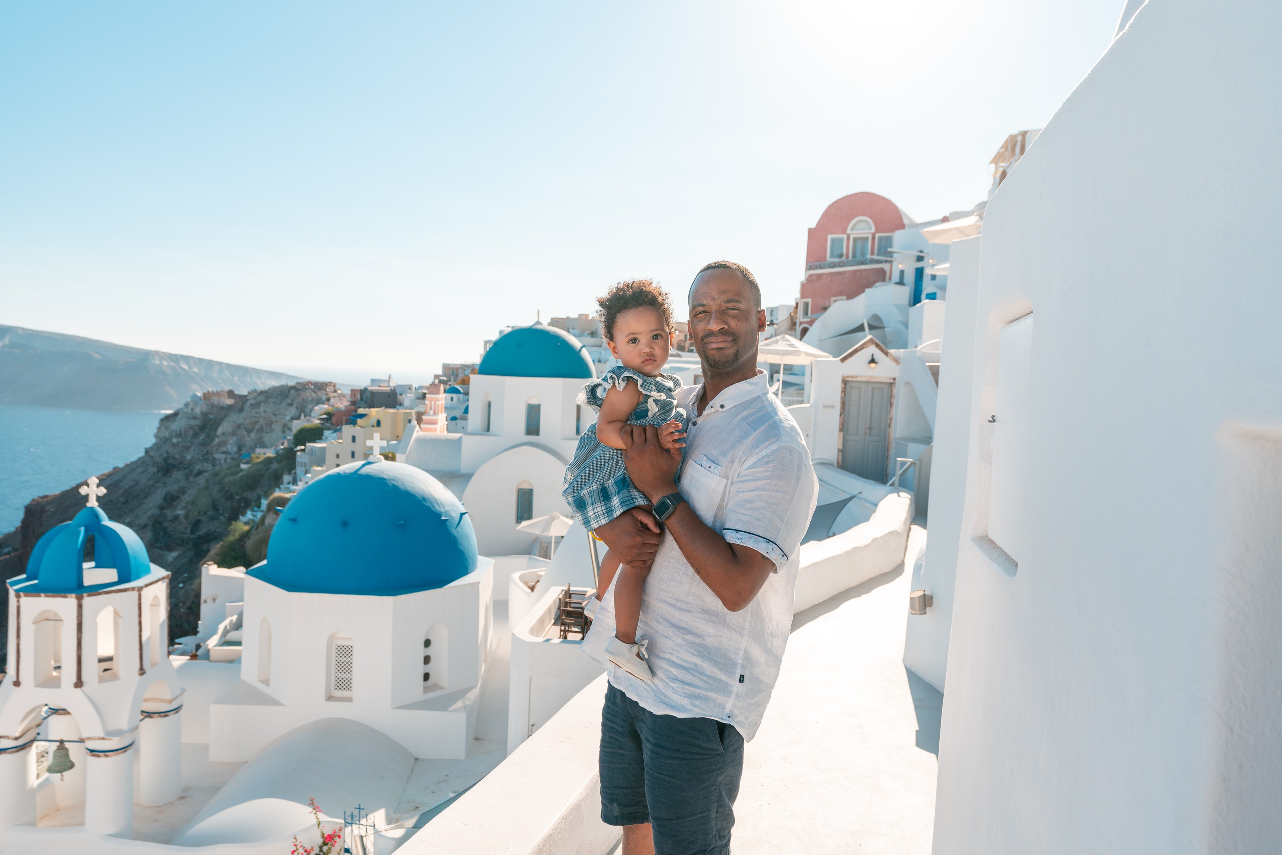 Séance photo de famille à Santorin par Sokolove | Souvenirs inoubliables. Photographe vidéaste à Santorin|Séances photos de Robe volante Santorin|