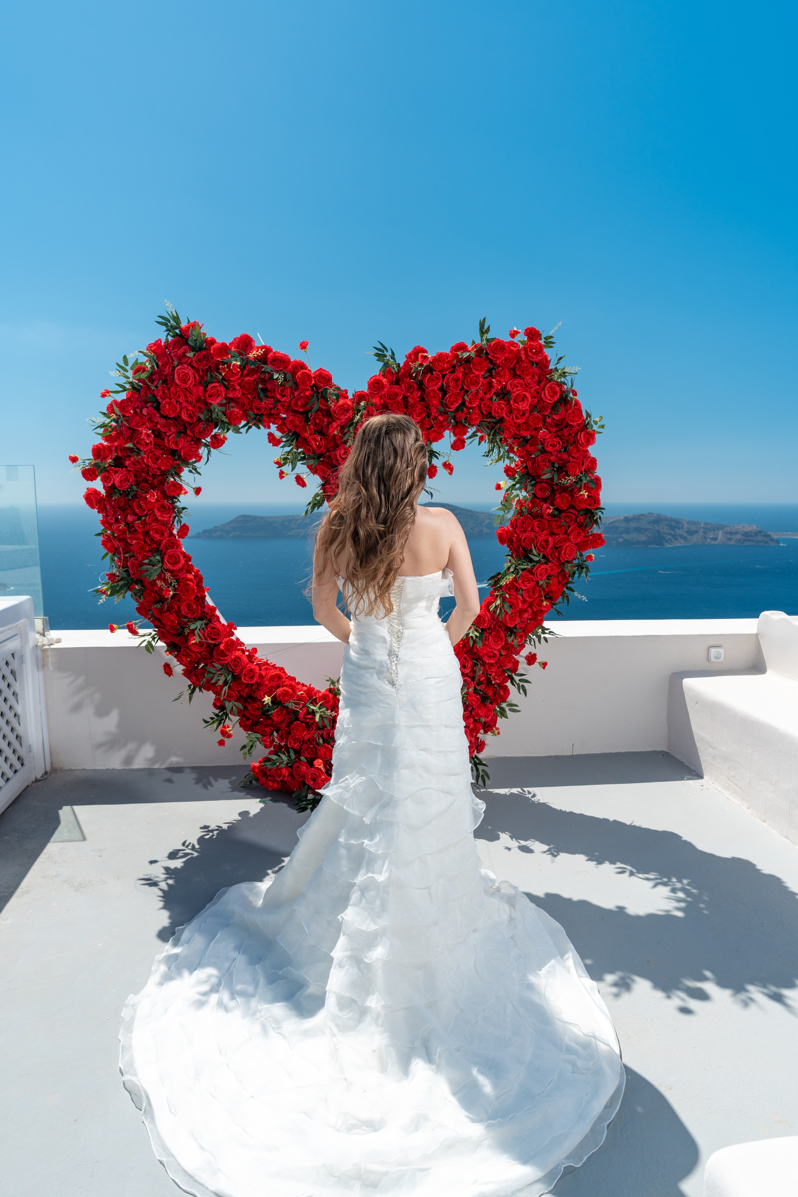 Wedding dress for rent in Santorini. Photographe vidéaste à Santorin|Séances photos de Robe volante Santorin|