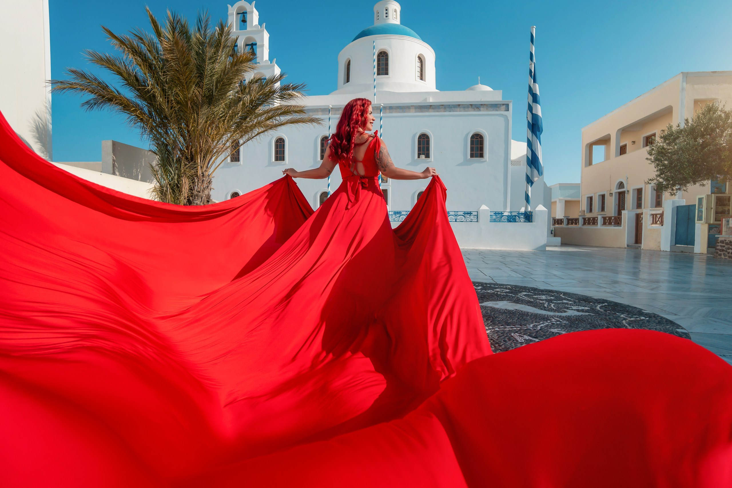 Santorini flying dress. Photographe vidéaste à Santorin|Séances photos de Robe volante Santorin|
