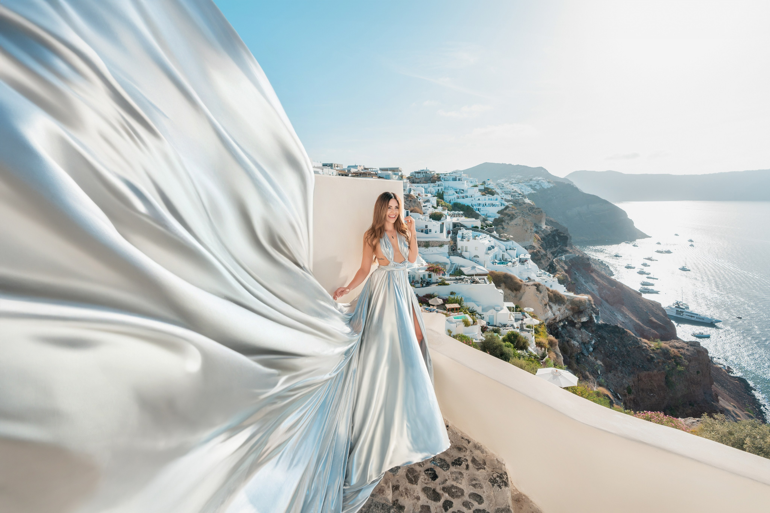 Robe Volante Santorin. Photographe vidéaste à Santorin|Séances photos de Robe volante Santorin|