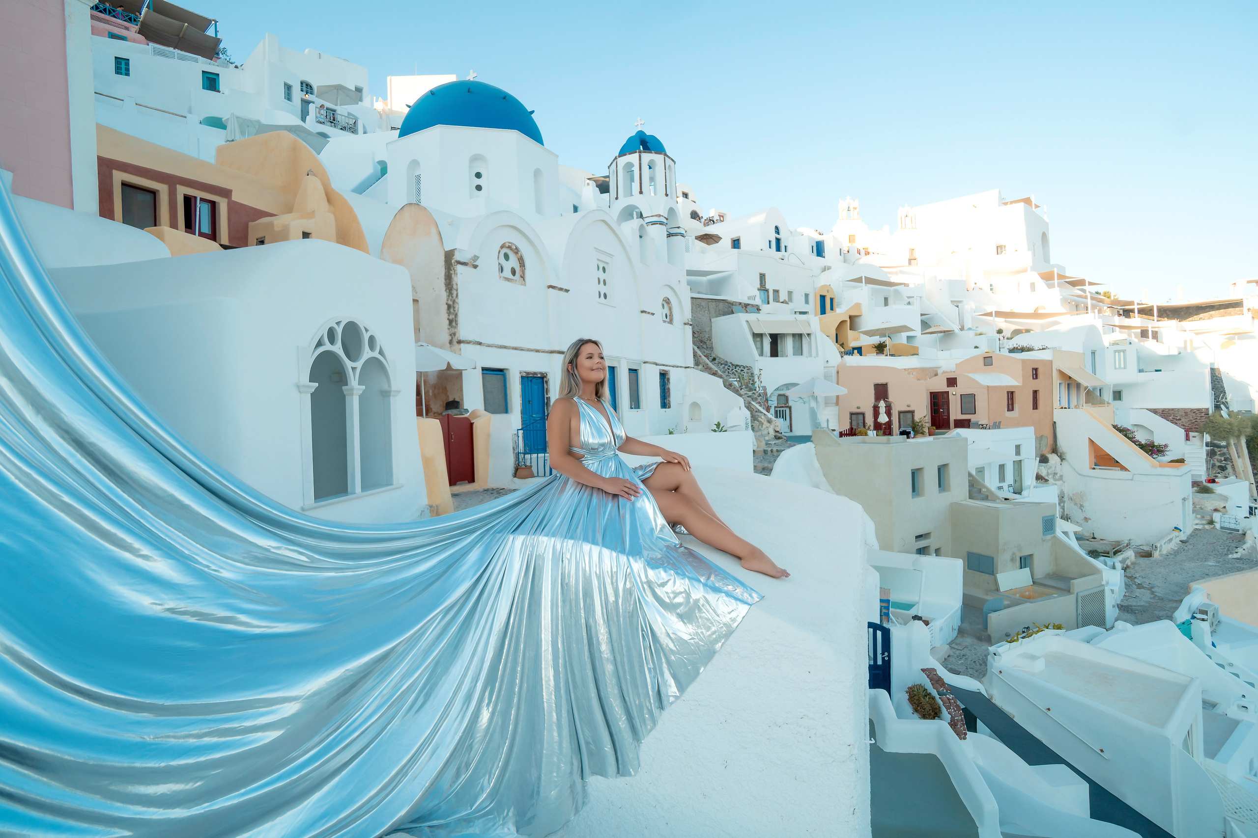 Silver dress, sunset Oia. Photographe vidéaste à Santorin|Séances photos de Robe volante Santorin|