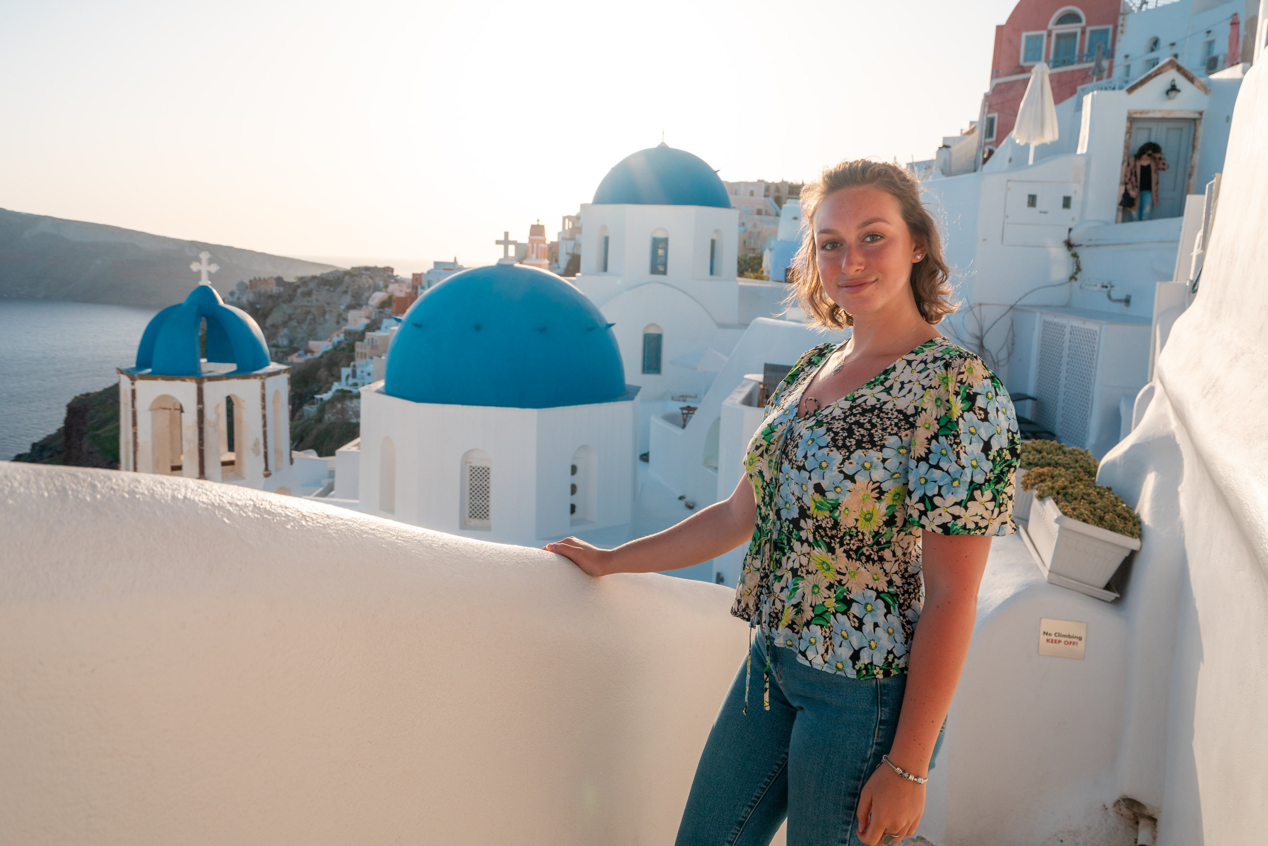 Séance photo mère-fille à Oia Santorin. Photographe vidéaste à Santorin|Séances photos de Robe volante Santorin|