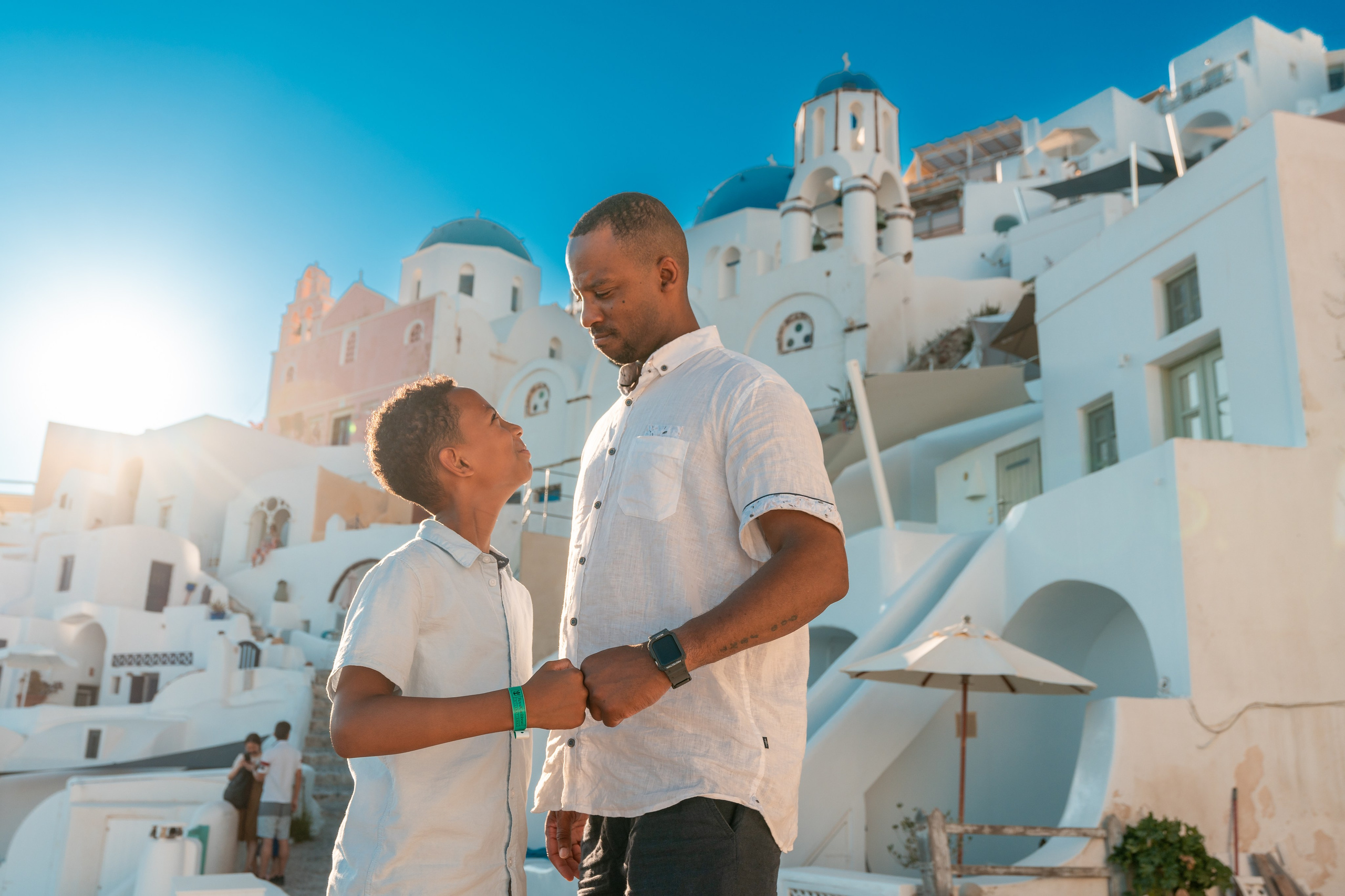 Séance photo de famille à Santorin par Sokolove | Souvenirs inoubliables. Photographe vidéaste à Santorin|Séances photos de Robe volante Santorin|