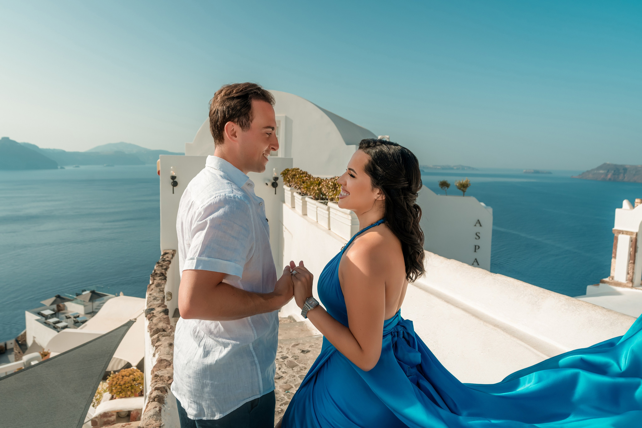Robe Volante Santorin. Photographe vidéaste à Santorin|Séances photos de Robe volante Santorin|
