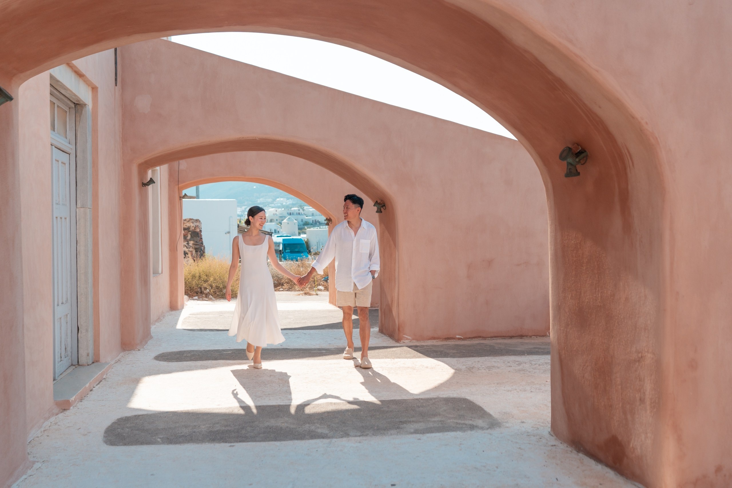 Santorini Photoshoot in Oia. Photographe vidéaste à Santorin|Séances photos de Robe volante Santorin|
