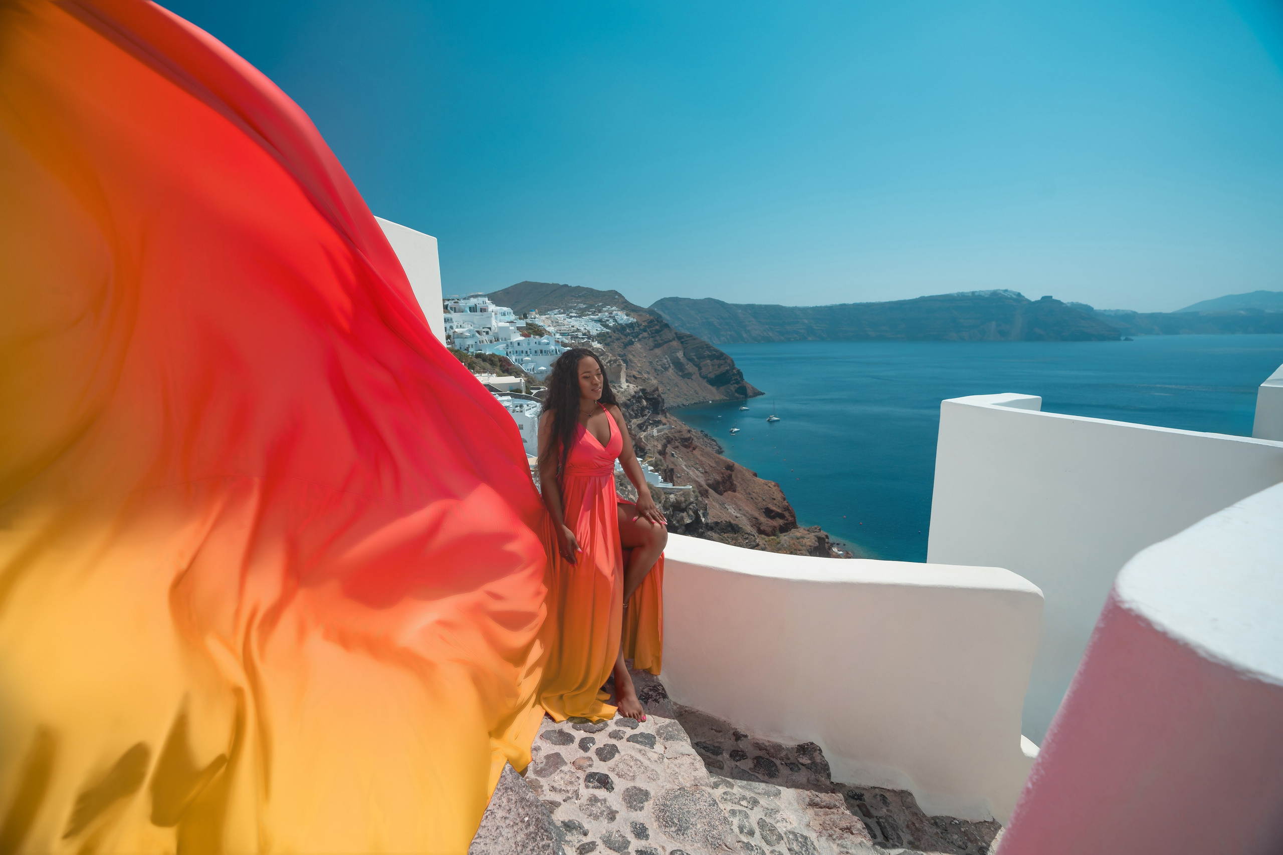 Robe Volante Rouge Corail Dos Nu | Tailles XS-L – Élégance et Fluidité. Photographe vidéaste à Santorin|Séances photos de Robe volante Santorin|