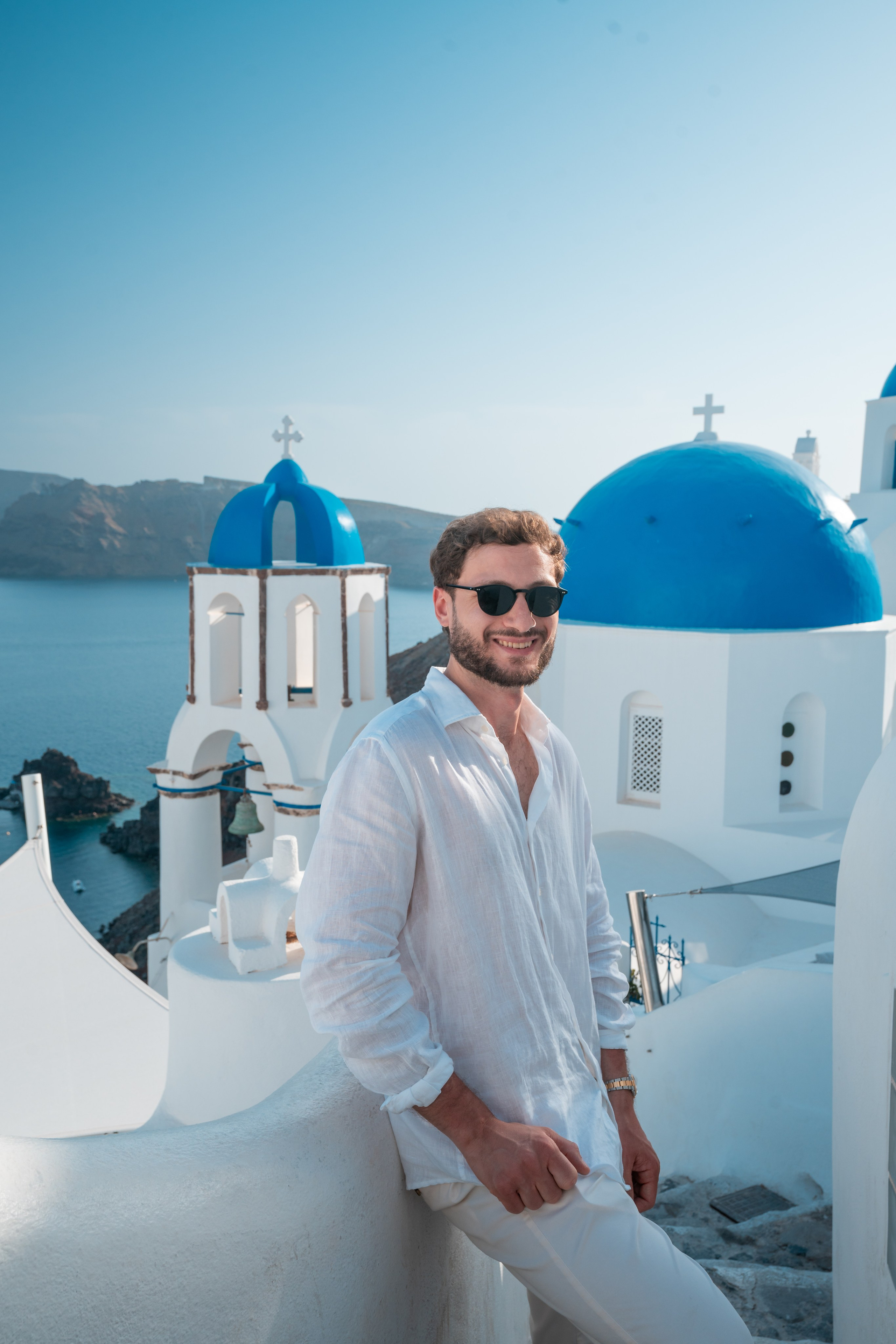 Step into the elegance of Santorini with Sokolove’s professional portrait photoshoots for men. Let us help you create striking, memorable portraits surrounded by the island’s iconic landscapes.