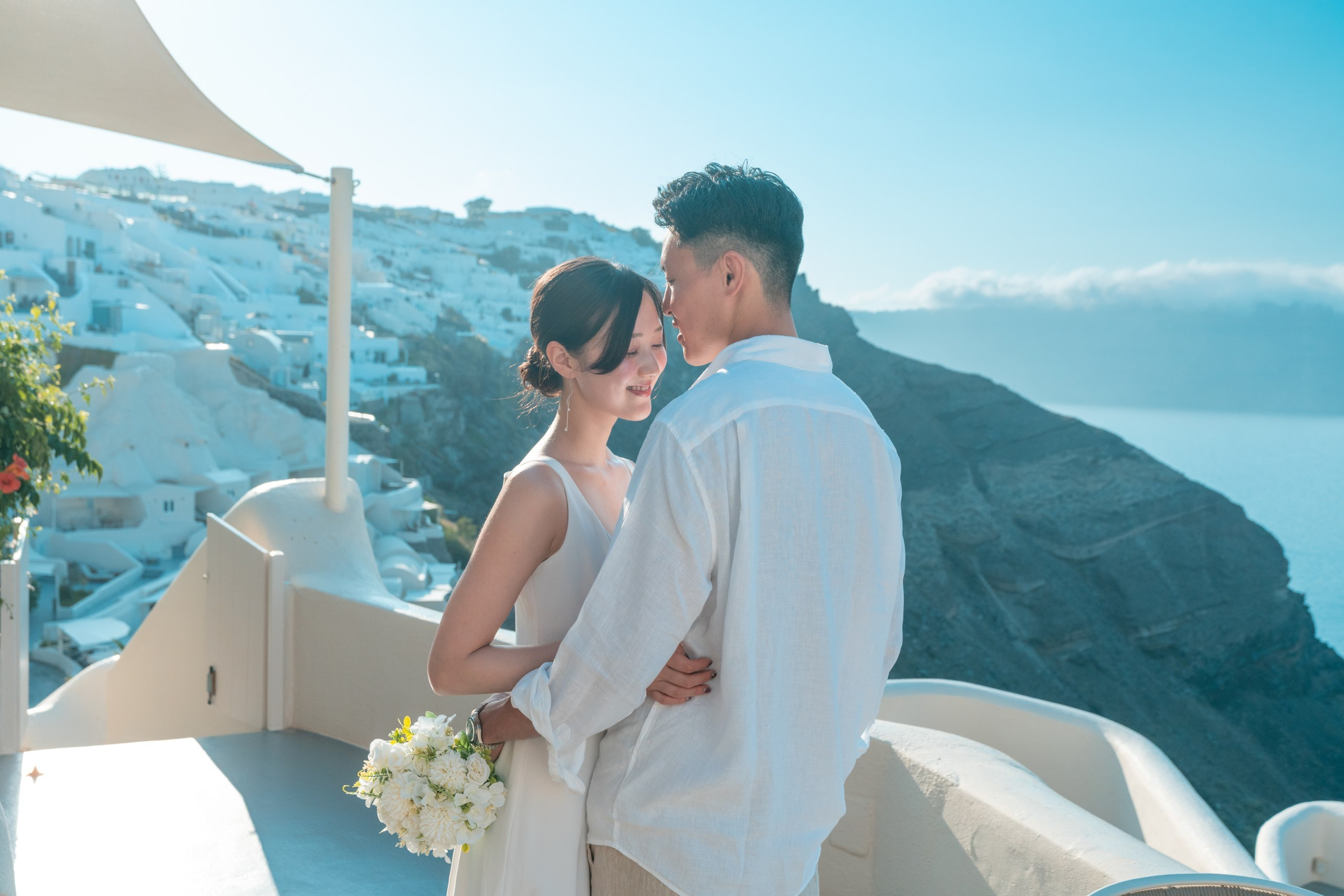 Santorini Photoshoot in Oia. Photographe vidéaste à Santorin|Séances photos de Robe volante Santorin|