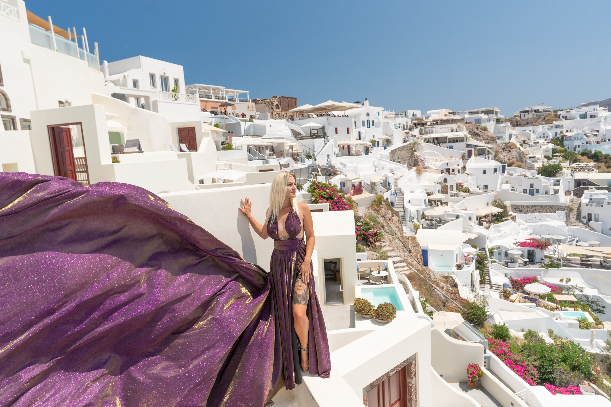 Robe Volante Santorin. Photographe vidéaste à Santorin|Séances photos de Robe volante Santorin|
