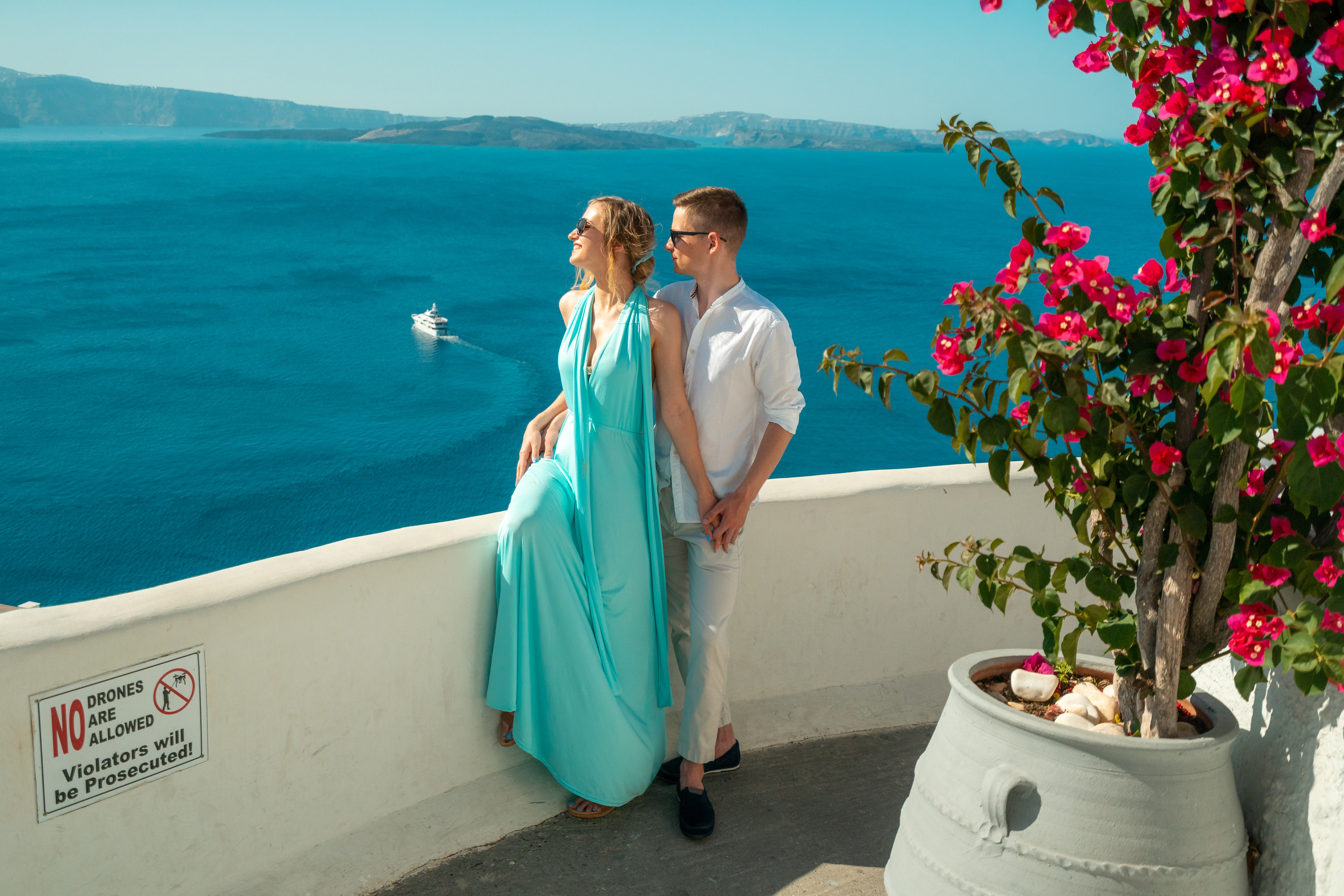 Une des séances photo complètes in Santorain. Photographe vidéaste à Santorin|Séances photos de Robe volante Santorin|