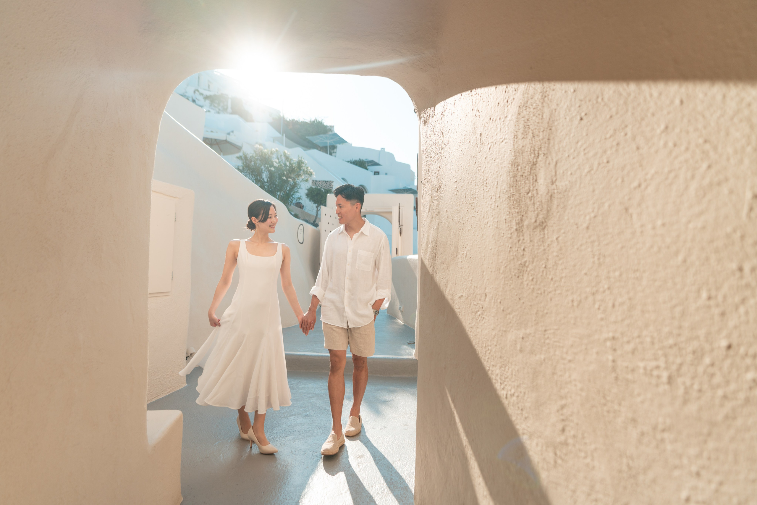 What is your love story in Santorini?. Photographe vidéaste à Santorin|Séances photos de Robe volante Santorin|