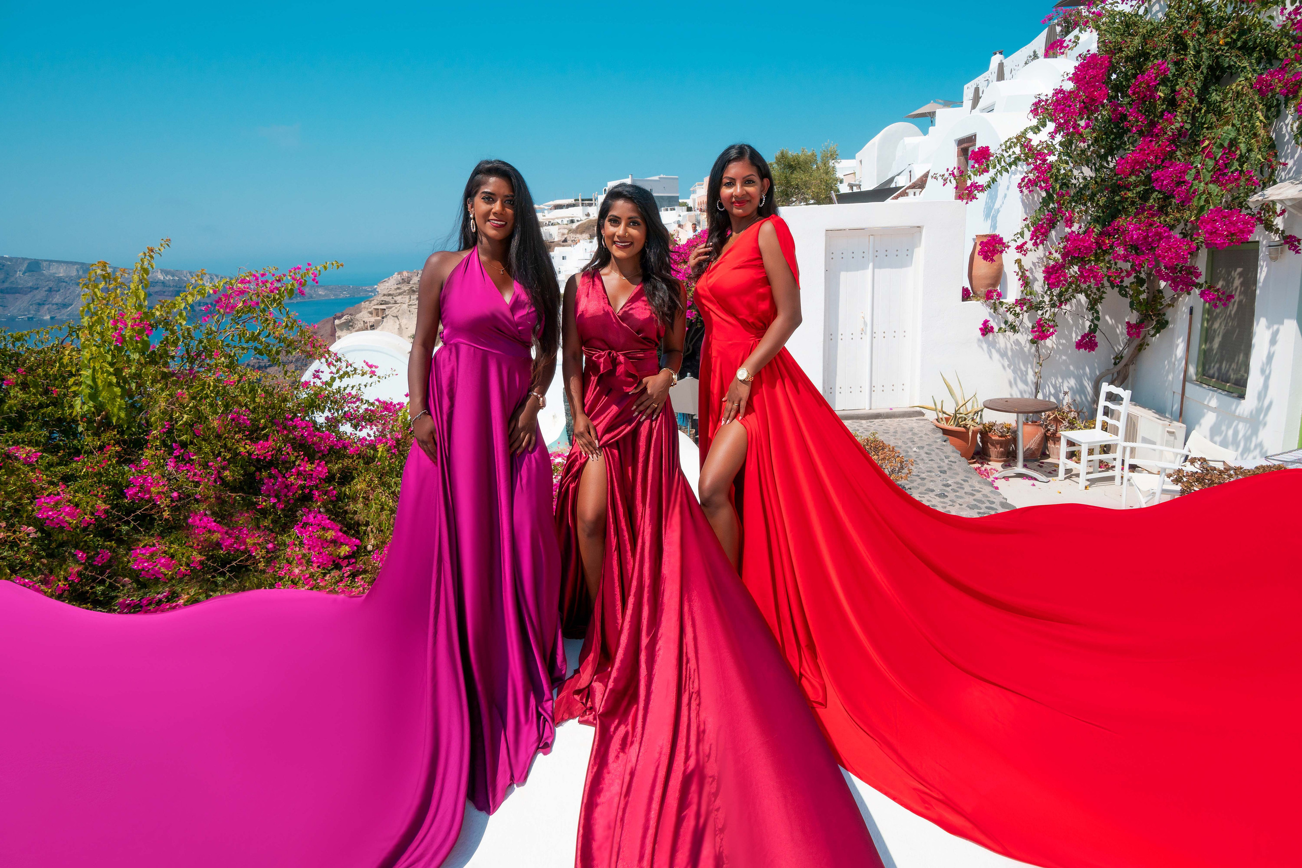 Photos de groupe avec des robes volantes. Photographe vidéaste à Santorin|Séances photos de Robe volante Santorin|