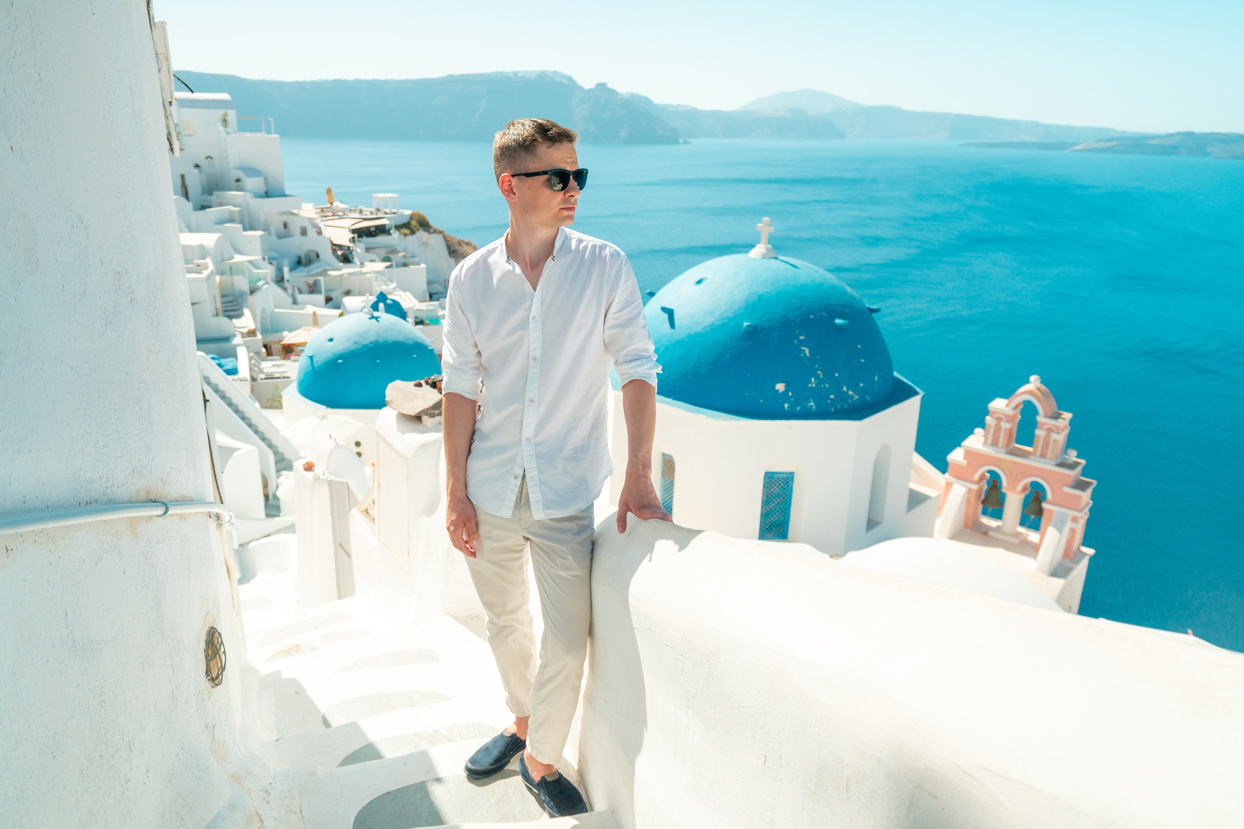 Une des séances photo complètes in Santorain. Photographe vidéaste à Santorin|Séances photos de Robe volante Santorin|