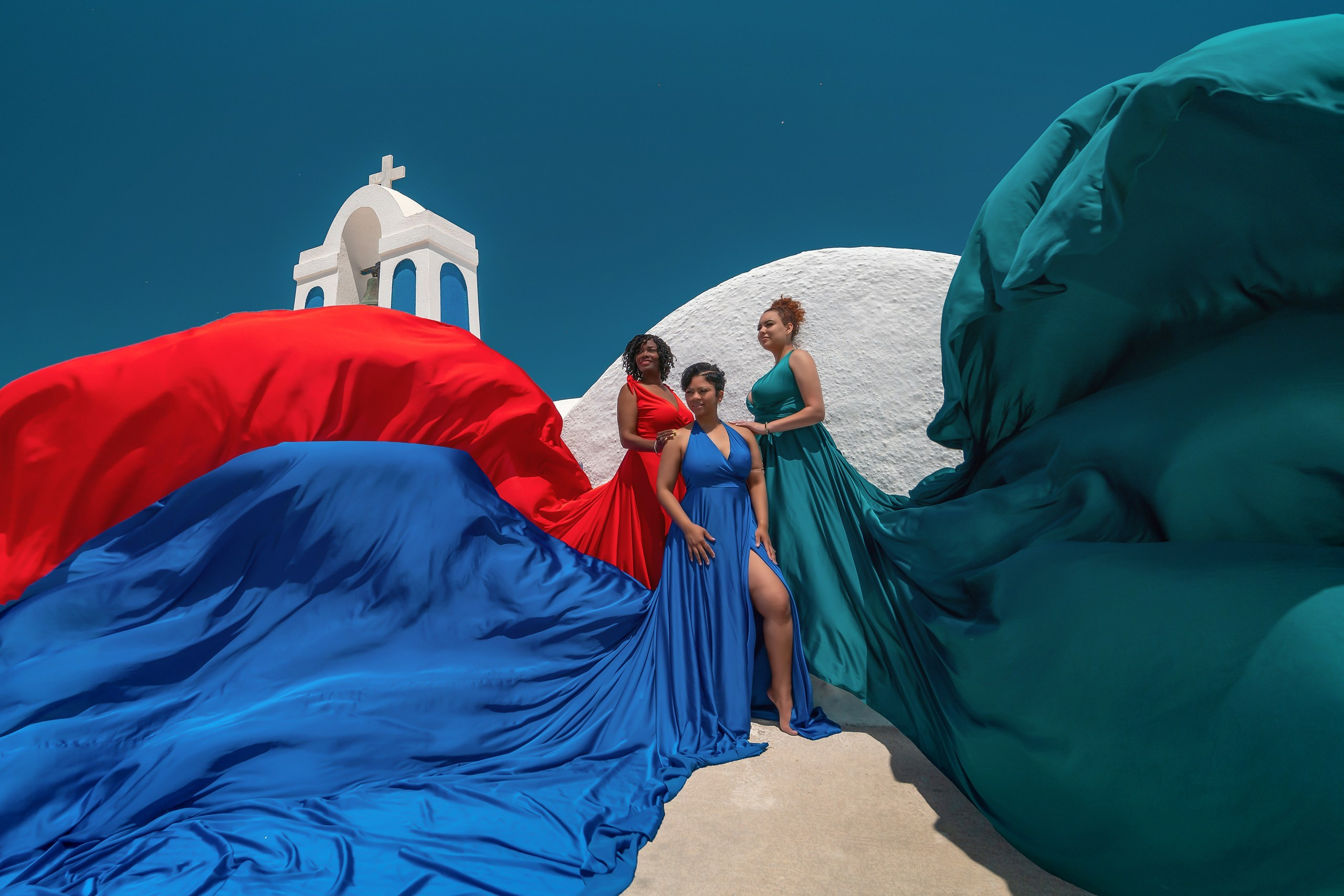 Groupe flying dresses photoshoot by Sokolove 2022. Photographe vidéaste à Santorin|Séances photos de Robe volante Santorin|