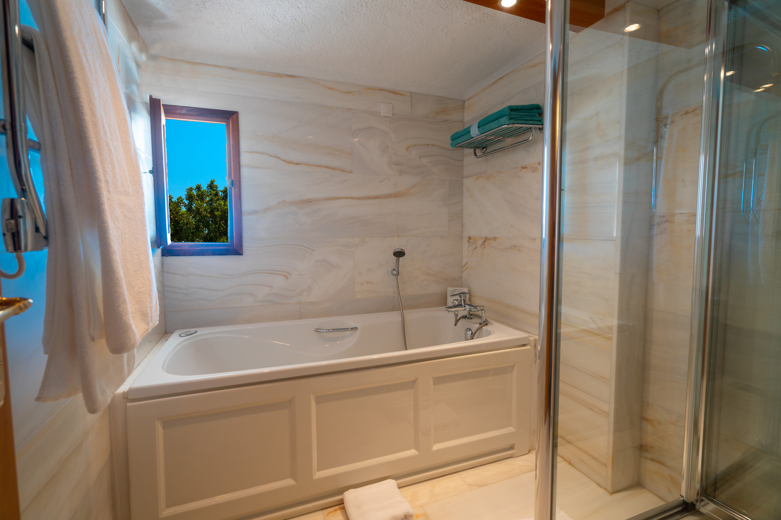 Porto Elounda Golf & Spa Resort. Photographe vidéaste à Santorin|Séances photos de Robe volante Santorin|