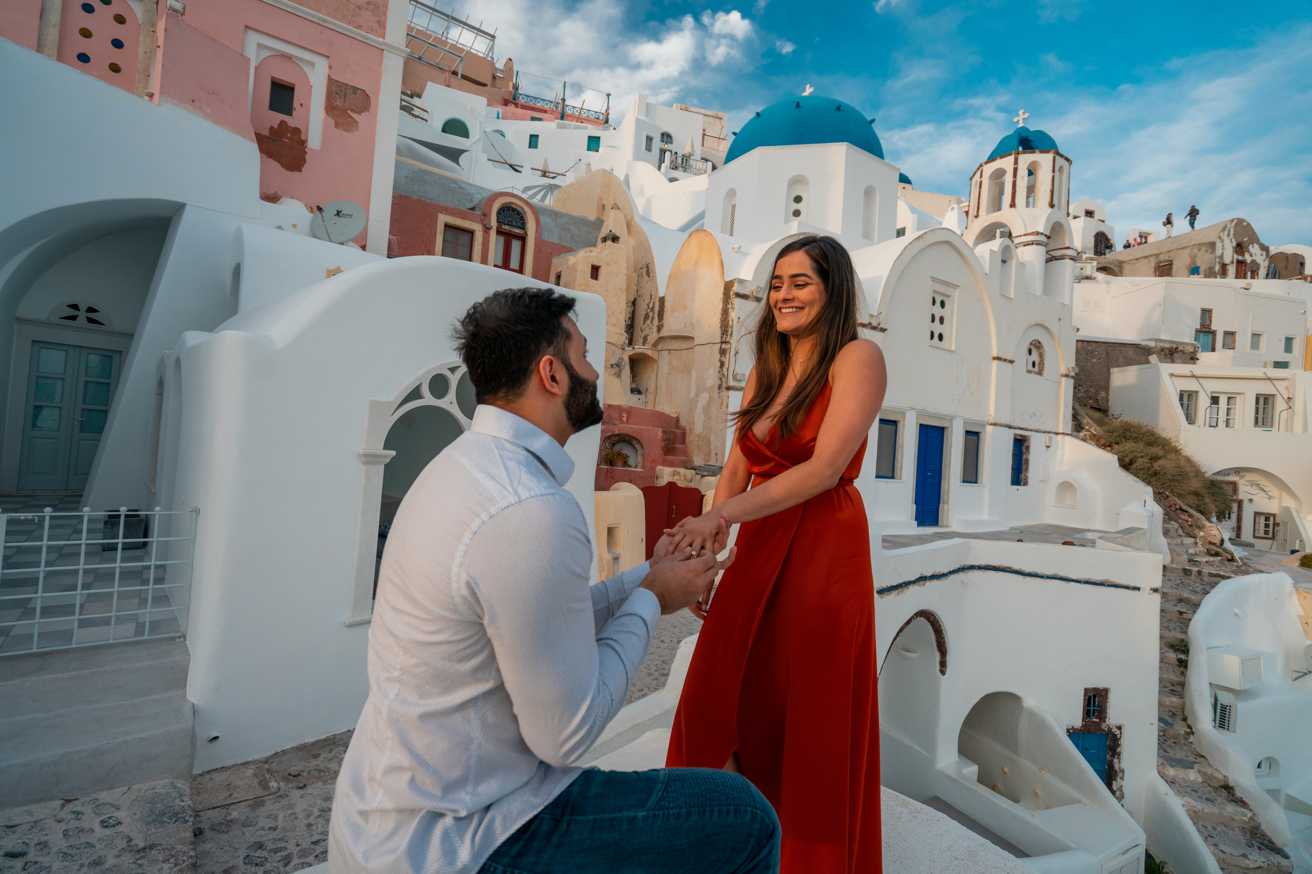 4. Proposal in Oia. Photographe vidéaste à Santorin|Séances photos de Robe volante Santorin|