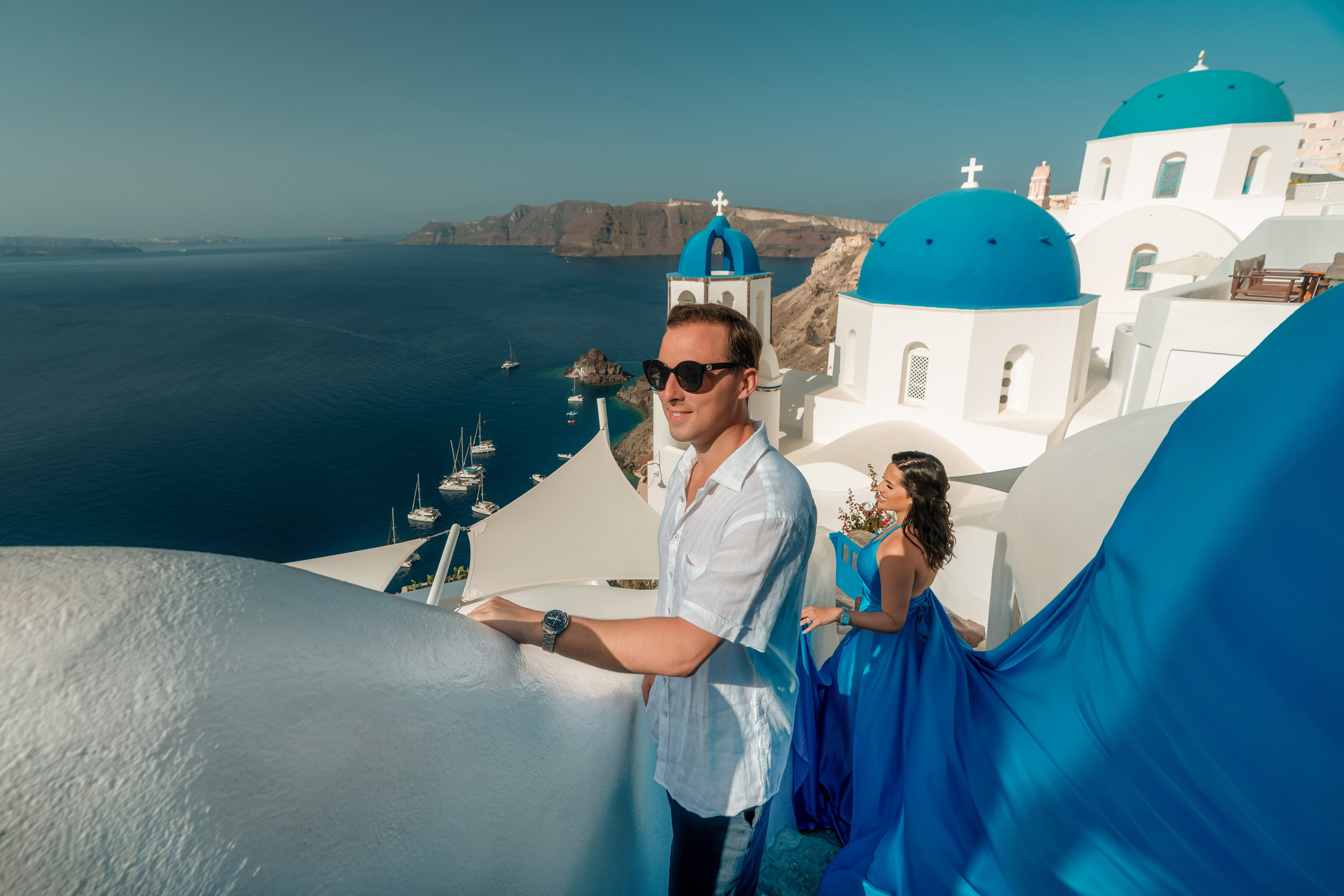 Robe Volante Santorin. Photographe vidéaste à Santorin|Séances photos de Robe volante Santorin|