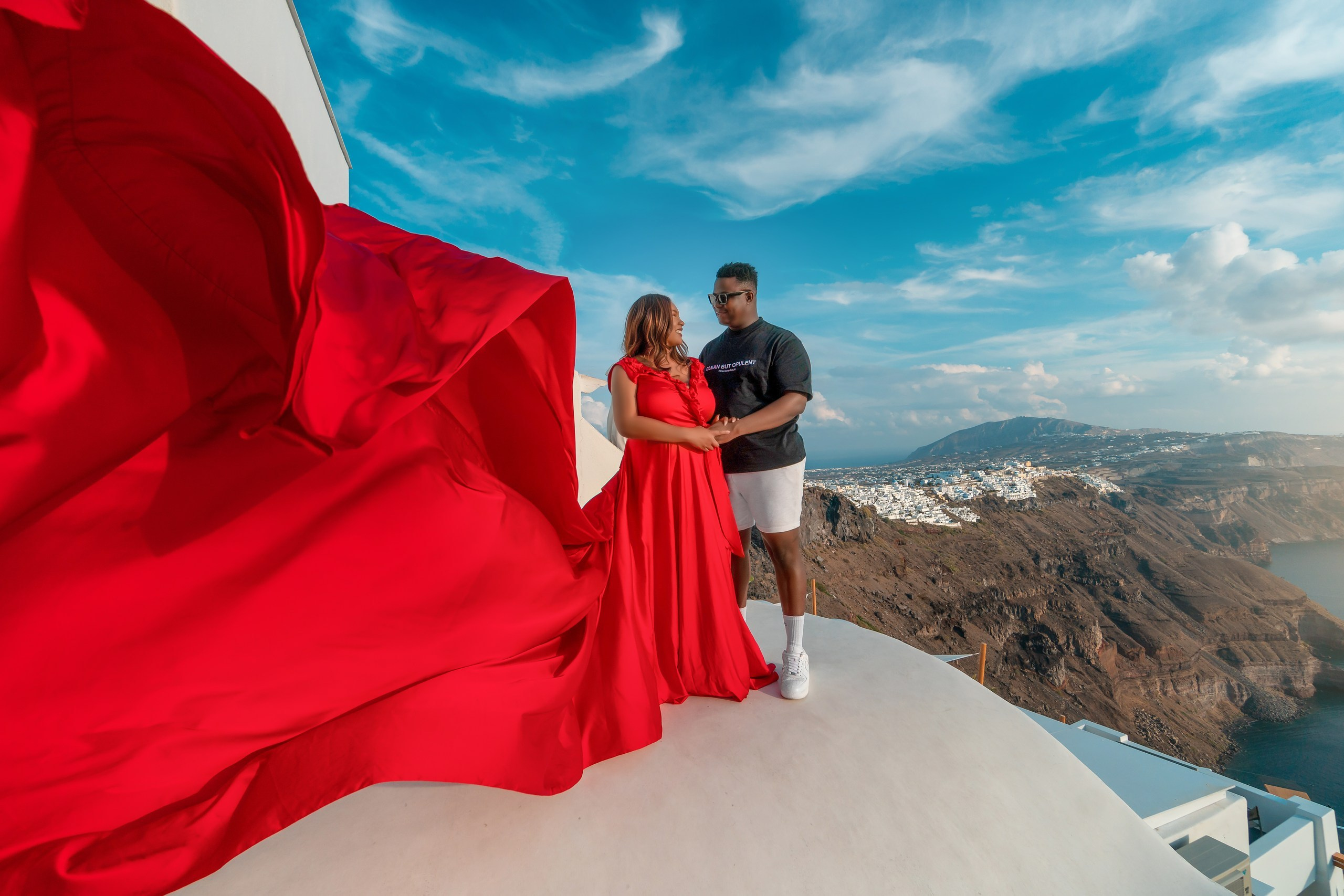 Santorini flying dress. Photographe vidéaste à Santorin|Séances photos de Robe volante Santorin|