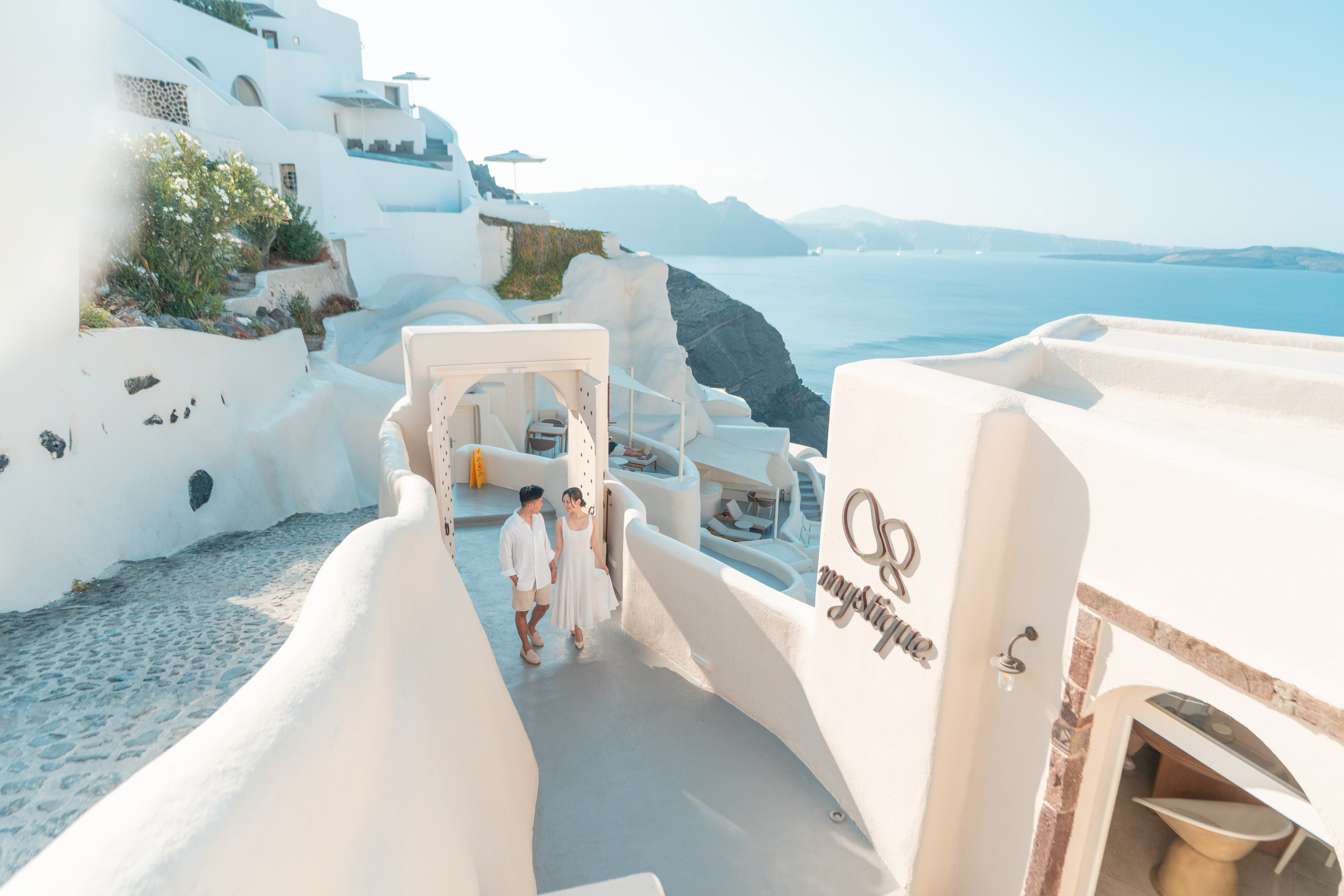 What is your love story in Santorini?. Photographe vidéaste à Santorin|Séances photos de Robe volante Santorin|