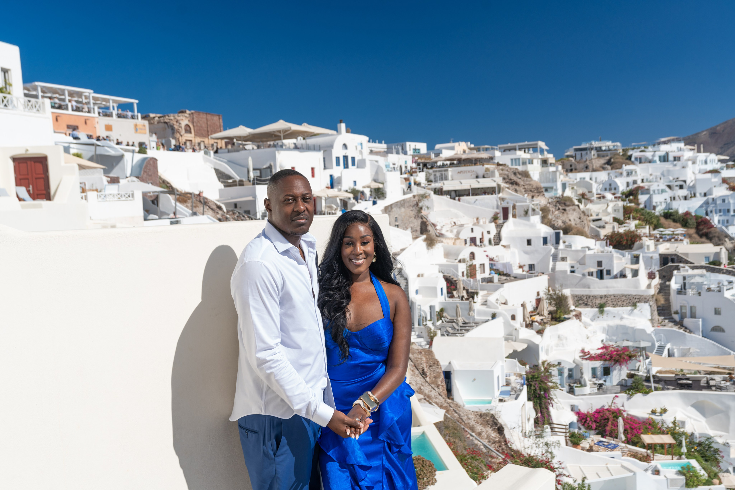 Santorini photoshoot. Photographe vidéaste à Santorin|Séances photos de Robe volante Santorin|