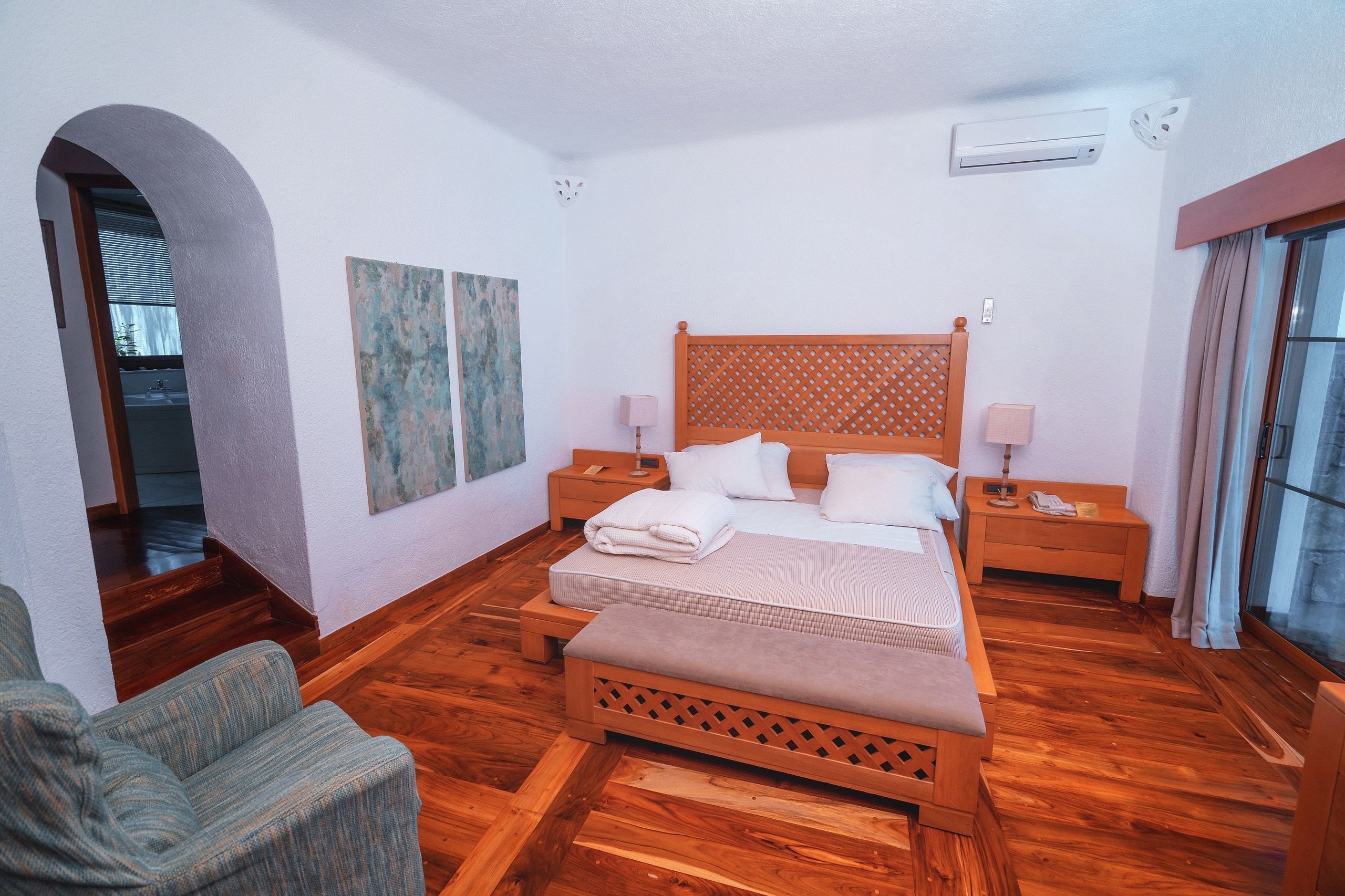 Porto Elounda Golf & Spa Resort. Photographe vidéaste à Santorin|Séances photos de Robe volante Santorin|