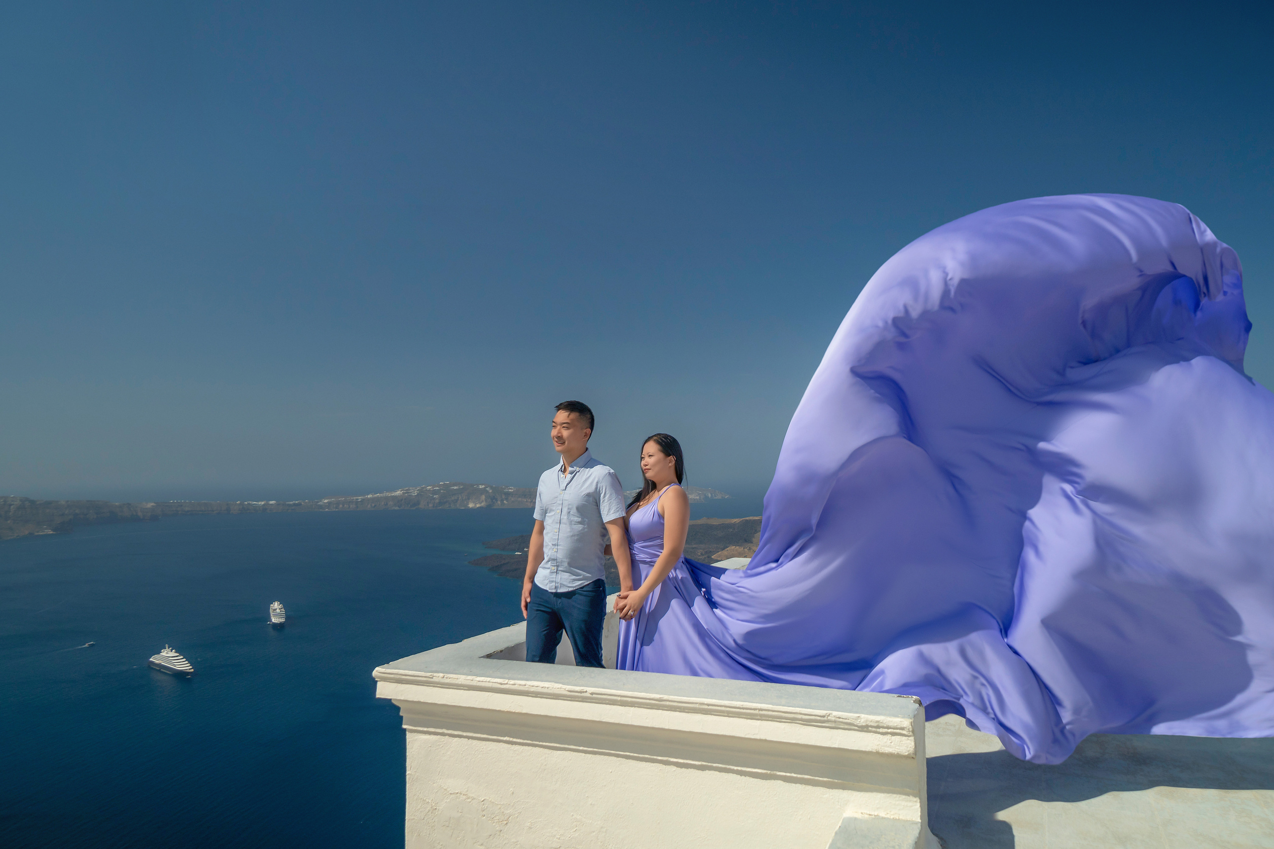 Photo pour couple ou famille par Sokolove photographe de Santorin l'un des meilleurs photographes de Santorin. Photographe vidéaste à Santorin|Séances photos de Robe volante Santorin|