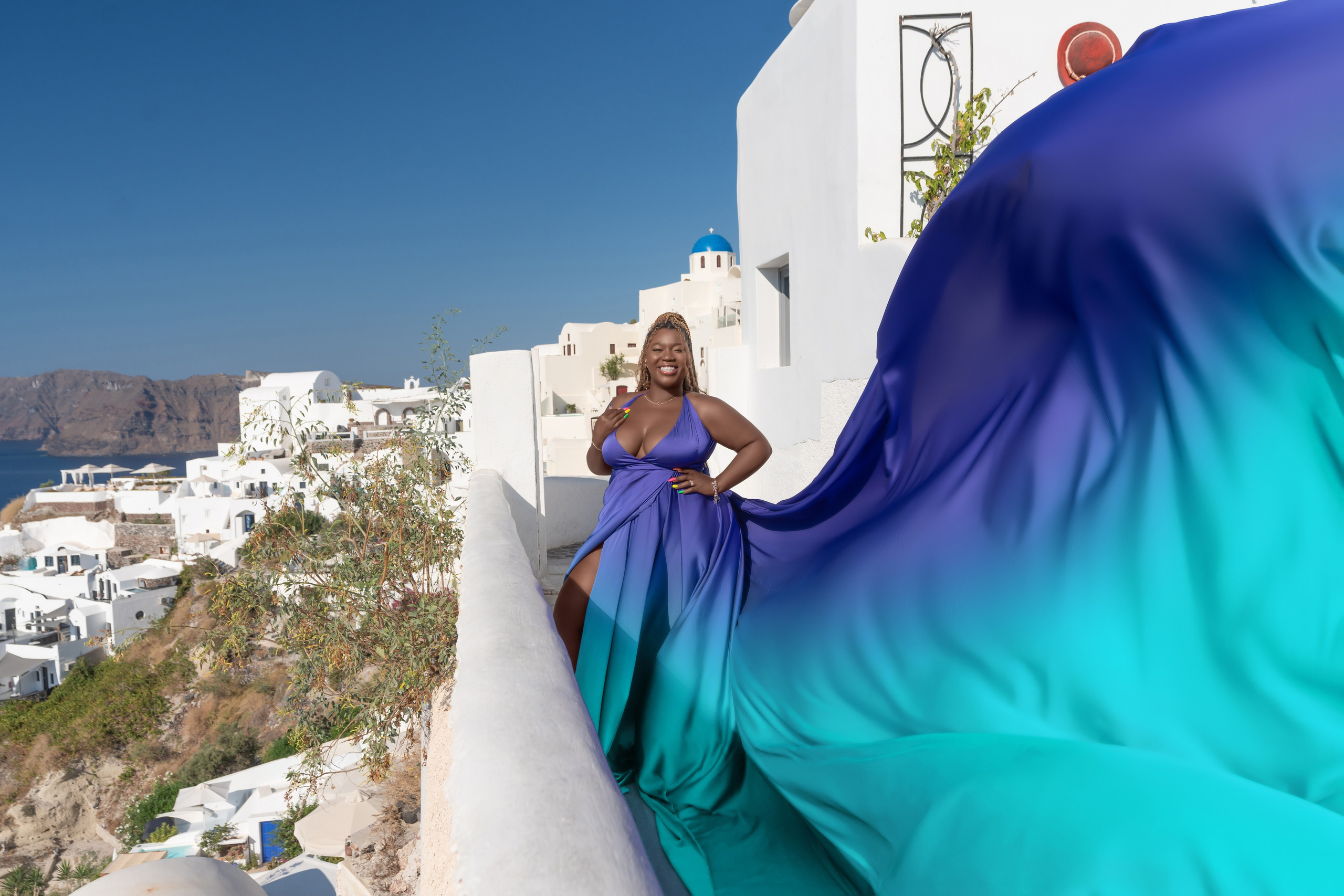 Santorini flying dress. Photographe vidéaste à Santorin|Séances photos de Robe volante Santorin|