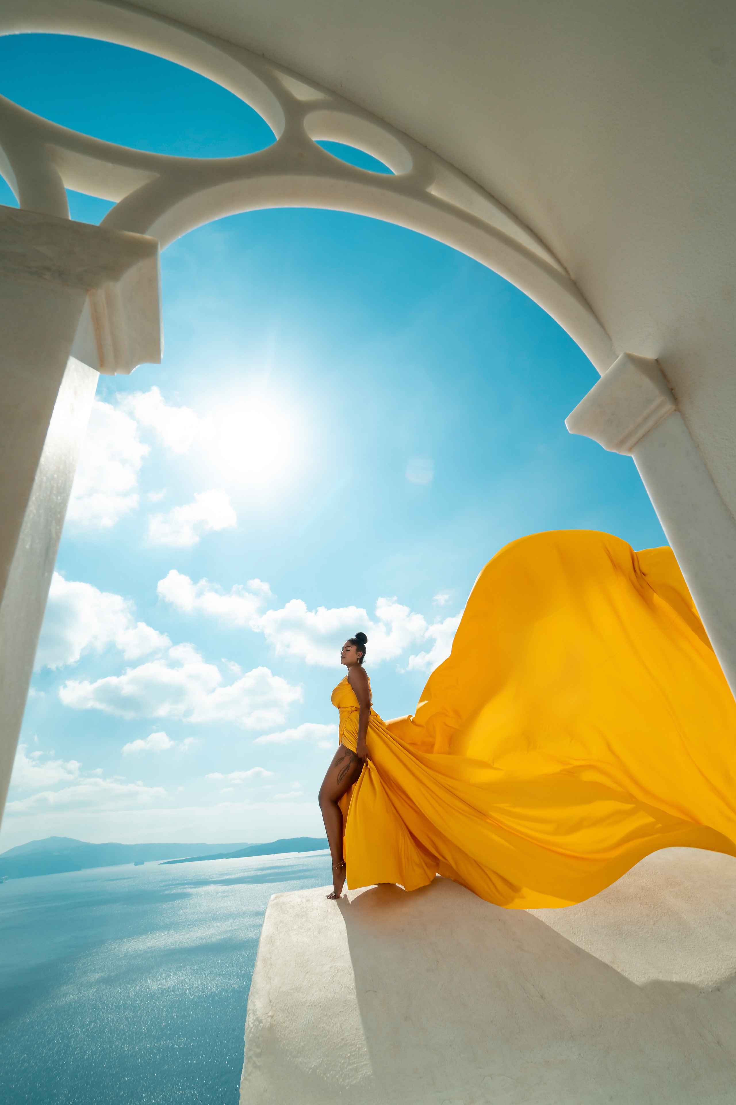 Bring sunshine to your photoshoot with Sokolove’s yellow flying dress. Featuring a chic bare-back design, this dress fits XS-L sizes and offers a flowing, elegant look perfect for any occasion