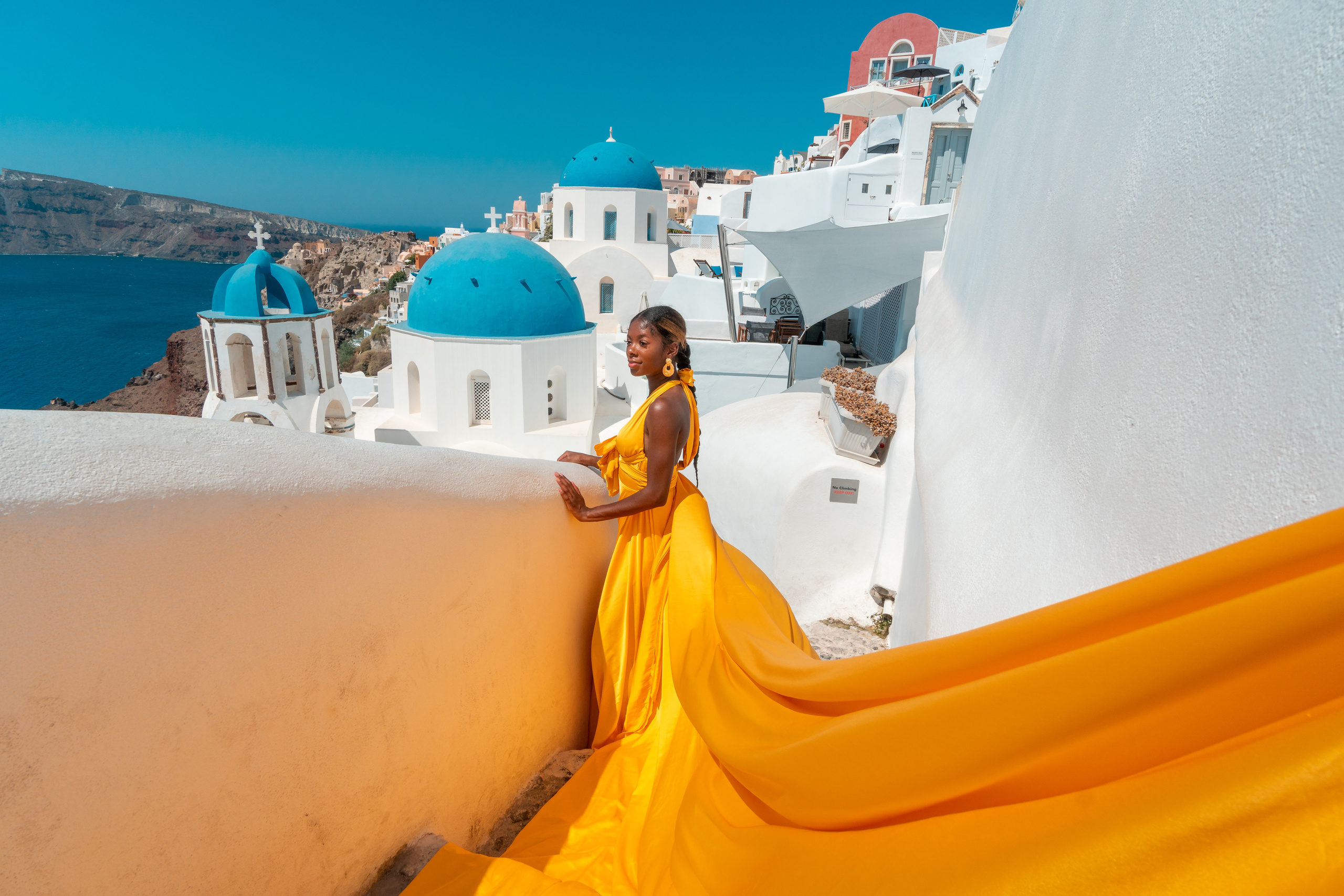 Robe Volante Jaune – Location pour Séance Photo à Santorin – Élégance et Moments Inoubliables. Photographe vidéaste à Santorin|Séances photos de Robe volante Santorin|