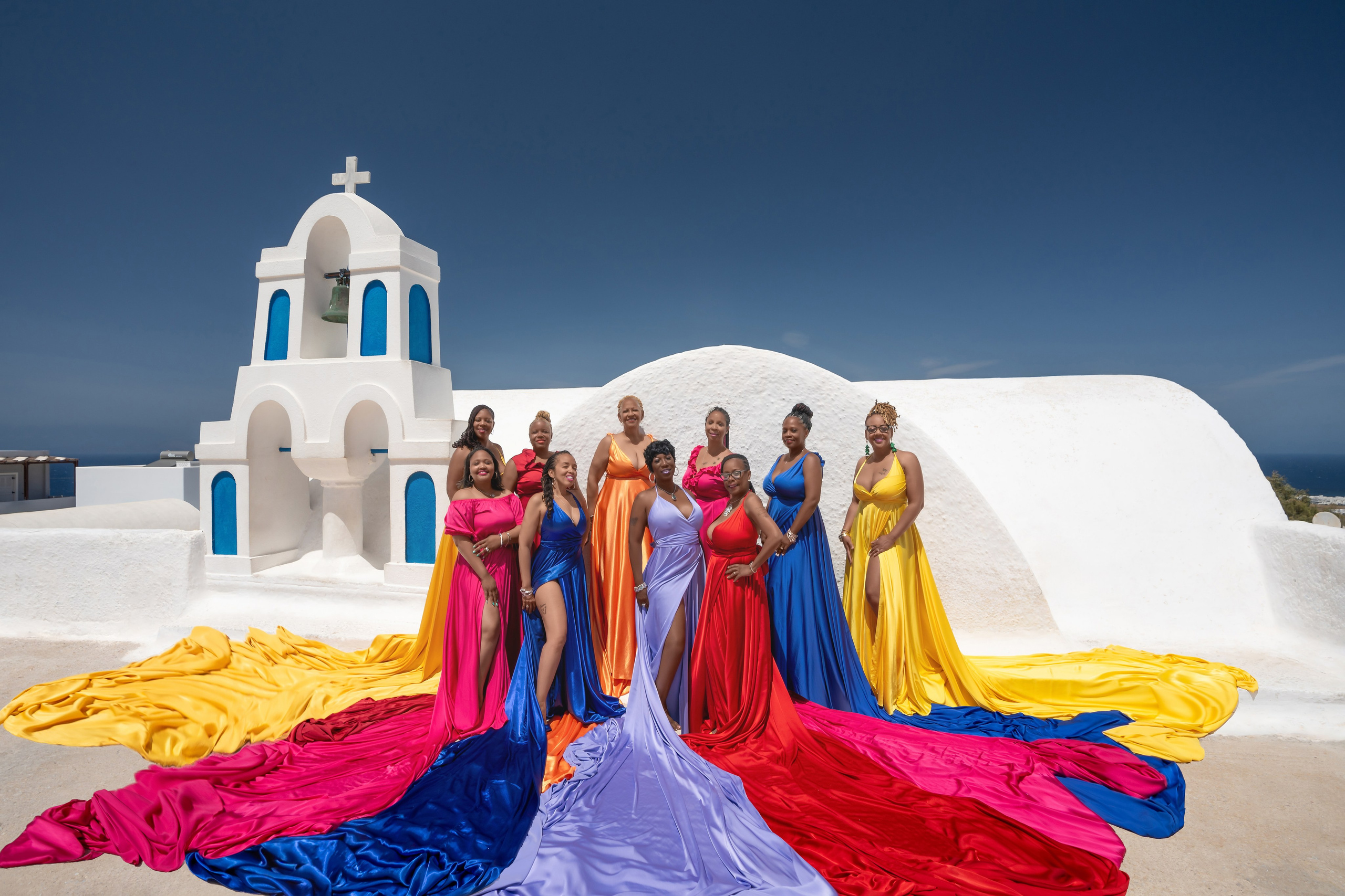 Photos de groupe avec des robes volantes. Photographe vidéaste à Santorin|Séances photos de Robe volante Santorin|