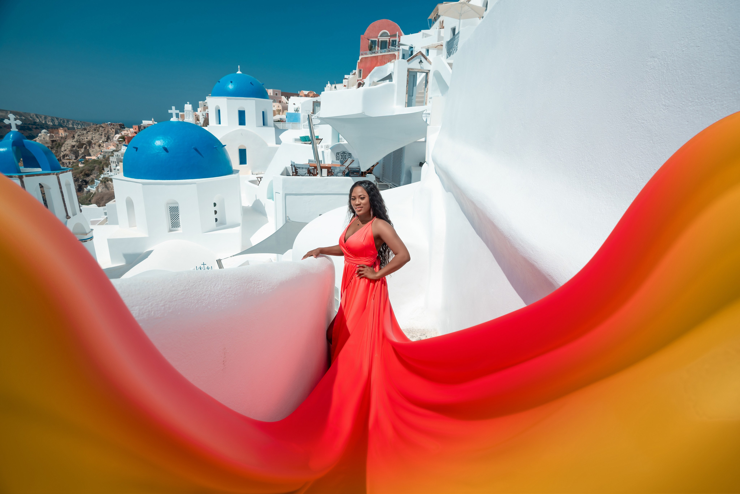 Robe Volante Rouge Corail Dos Nu | Tailles XS-L – Élégance et Fluidité. Photographe vidéaste à Santorin|Séances photos de Robe volante Santorin|