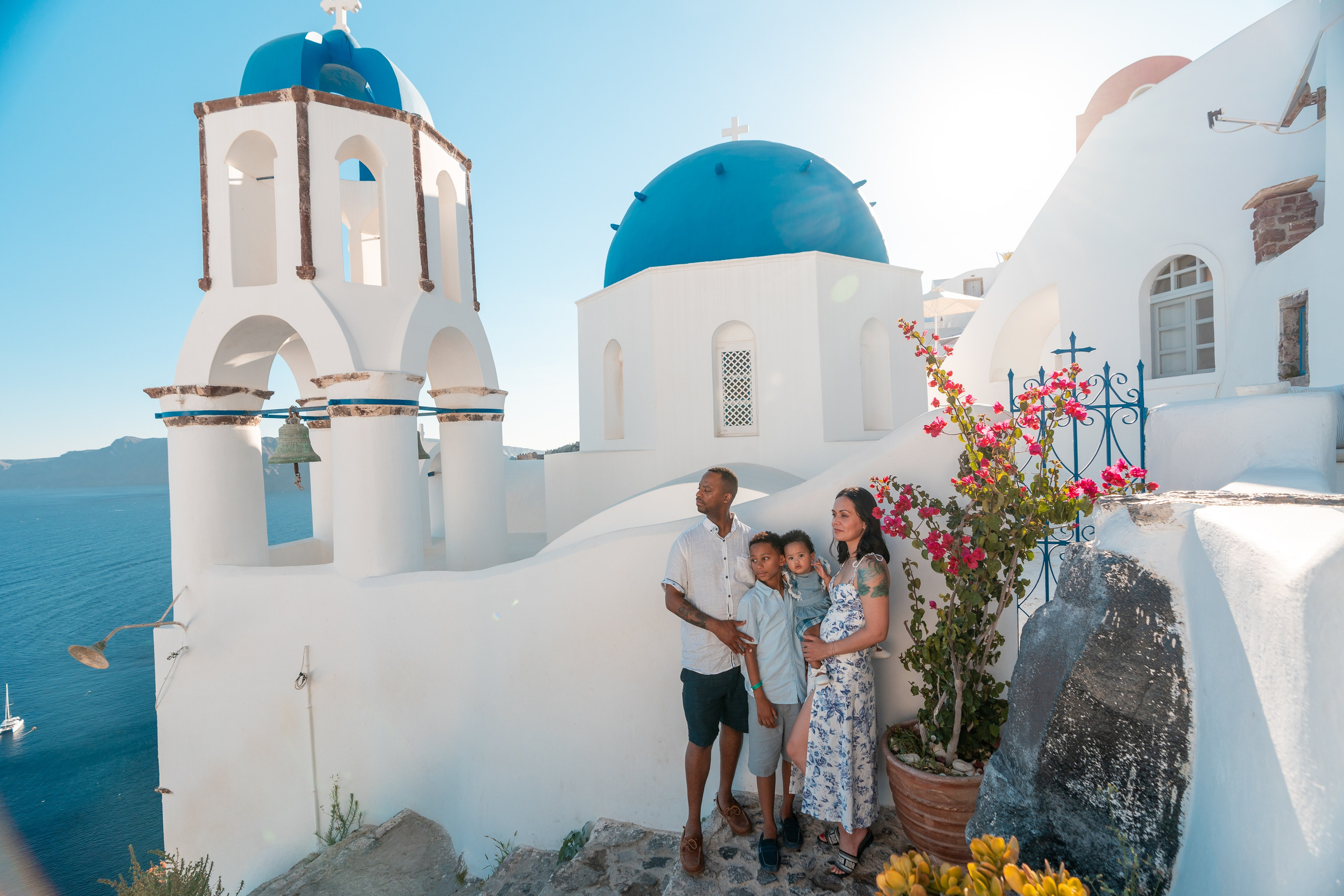 Séance photo de famille à Santorin par Sokolove | Souvenirs inoubliables. Photographe vidéaste à Santorin|Séances photos de Robe volante Santorin|