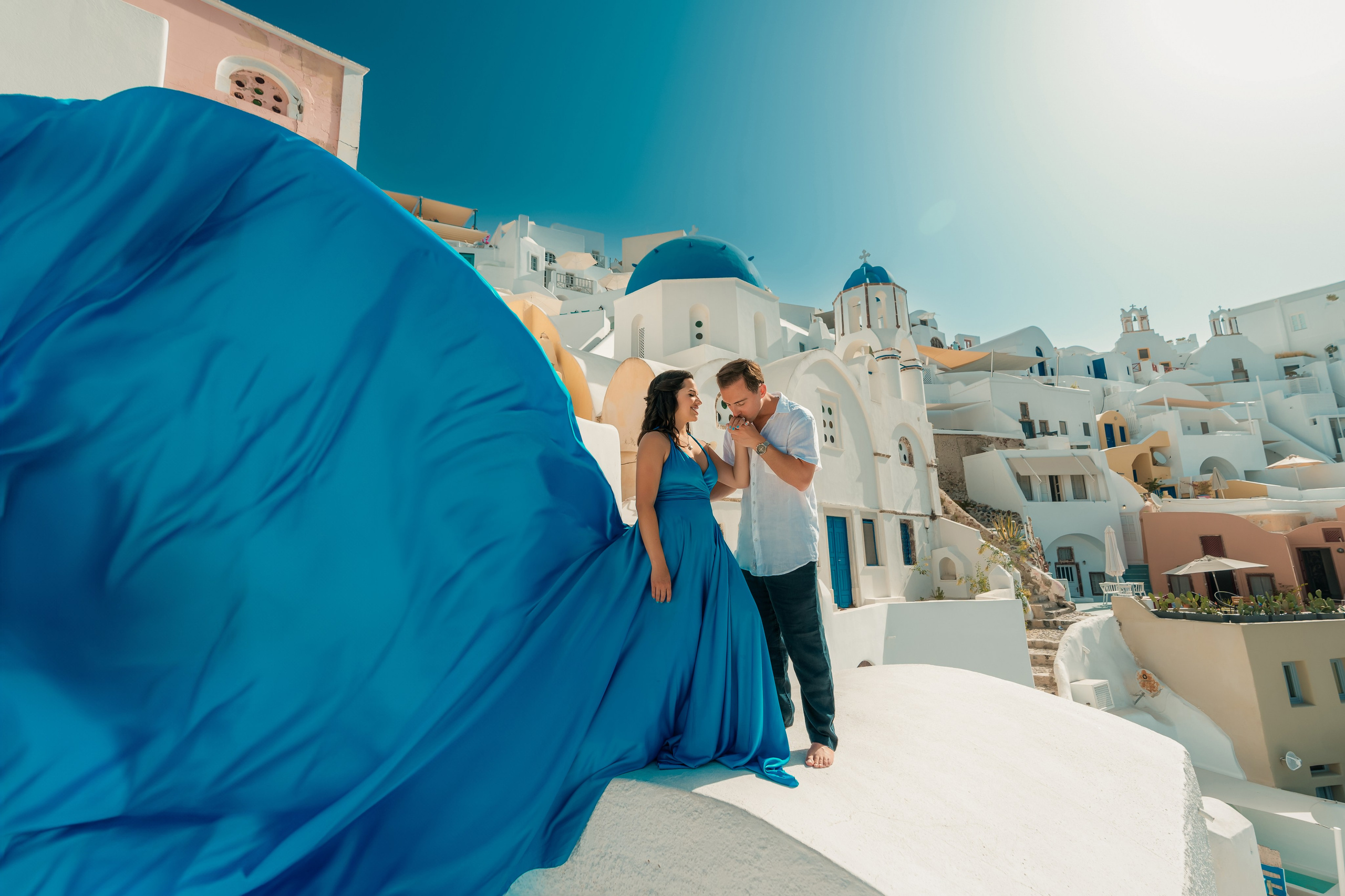 Robe Volante Santorin. Photographe vidéaste à Santorin|Séances photos de Robe volante Santorin|