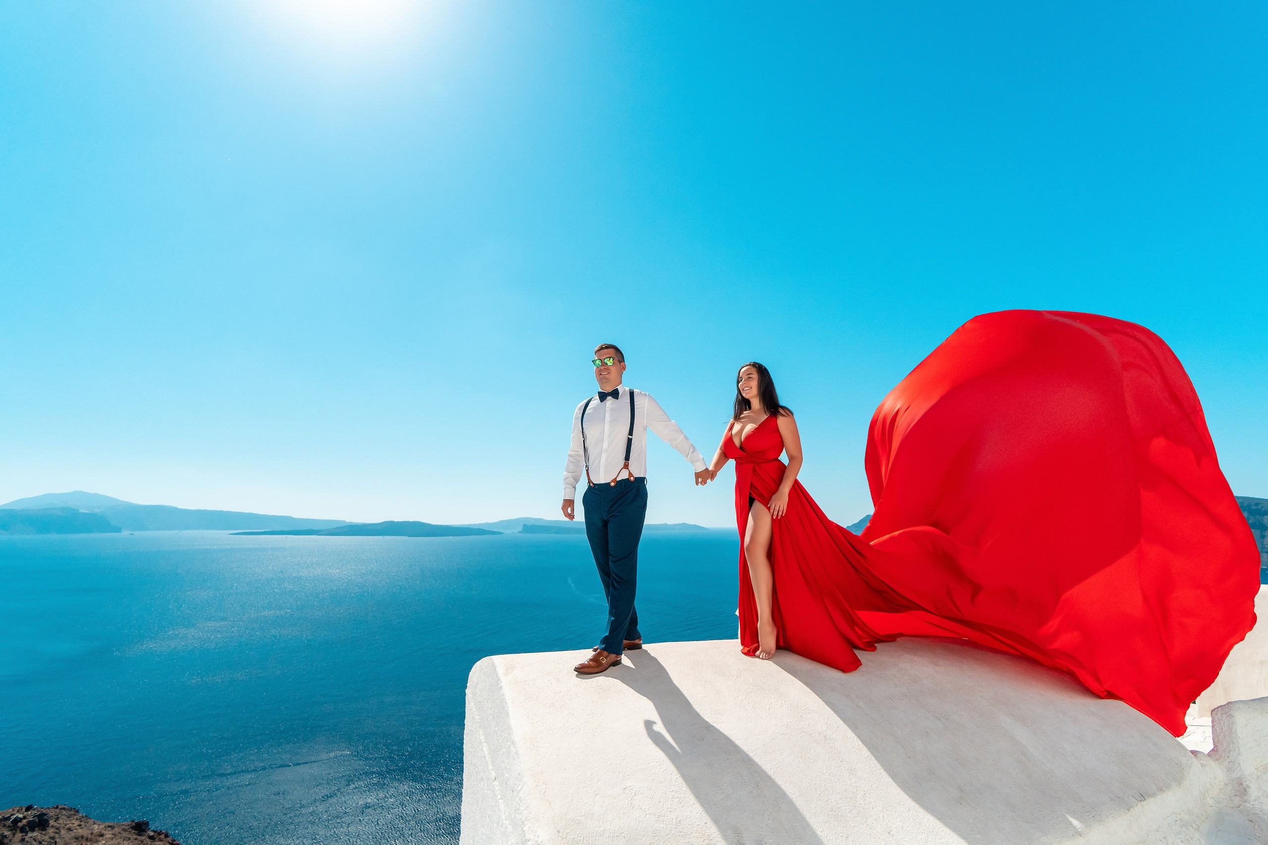 Santorini Photoshoot flying dress. Photographe vidéaste à Santorin|Séances photos de Robe volante Santorin|