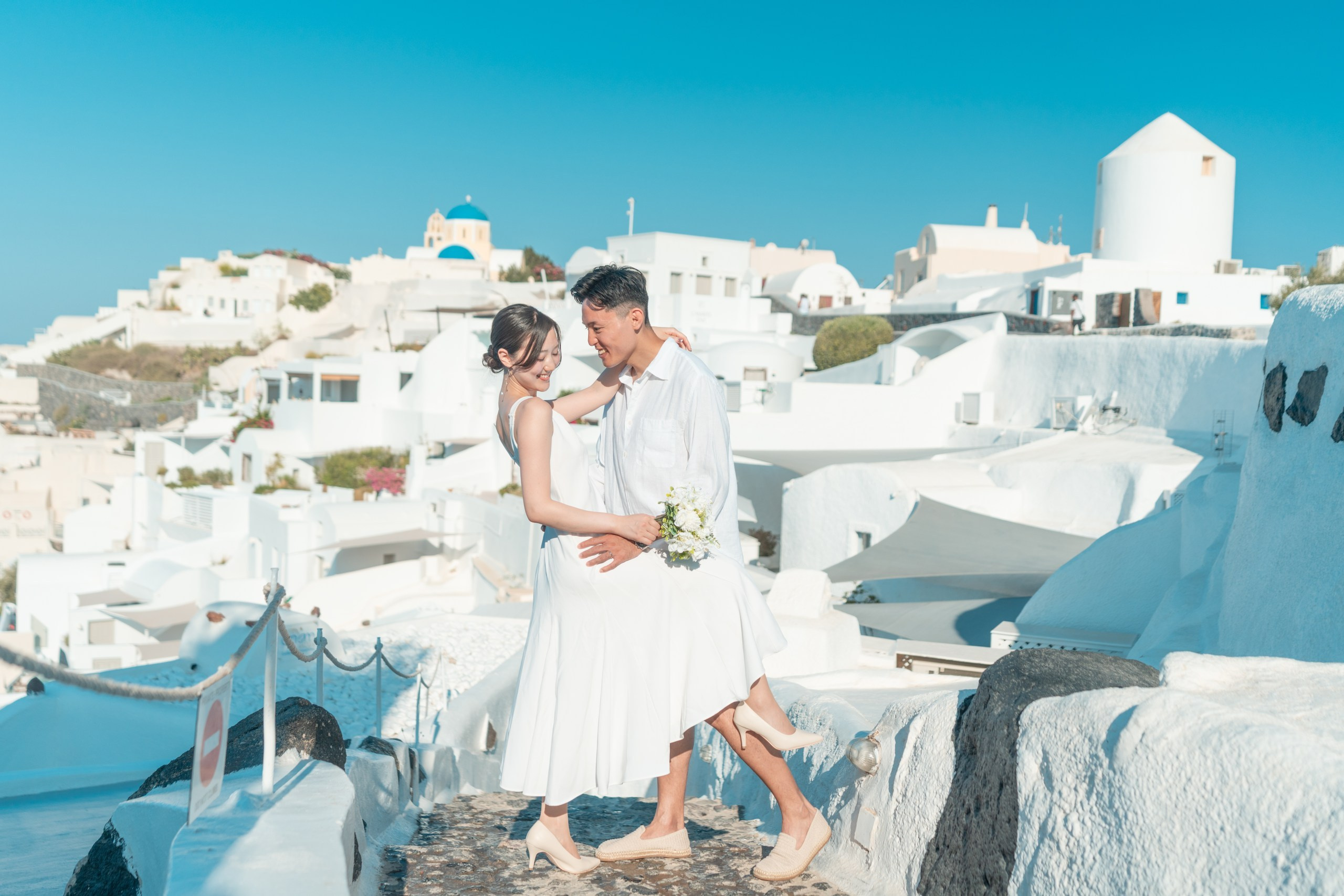 Santorini Photoshoot in Oia. Photographe vidéaste à Santorin|Séances photos de Robe volante Santorin|
