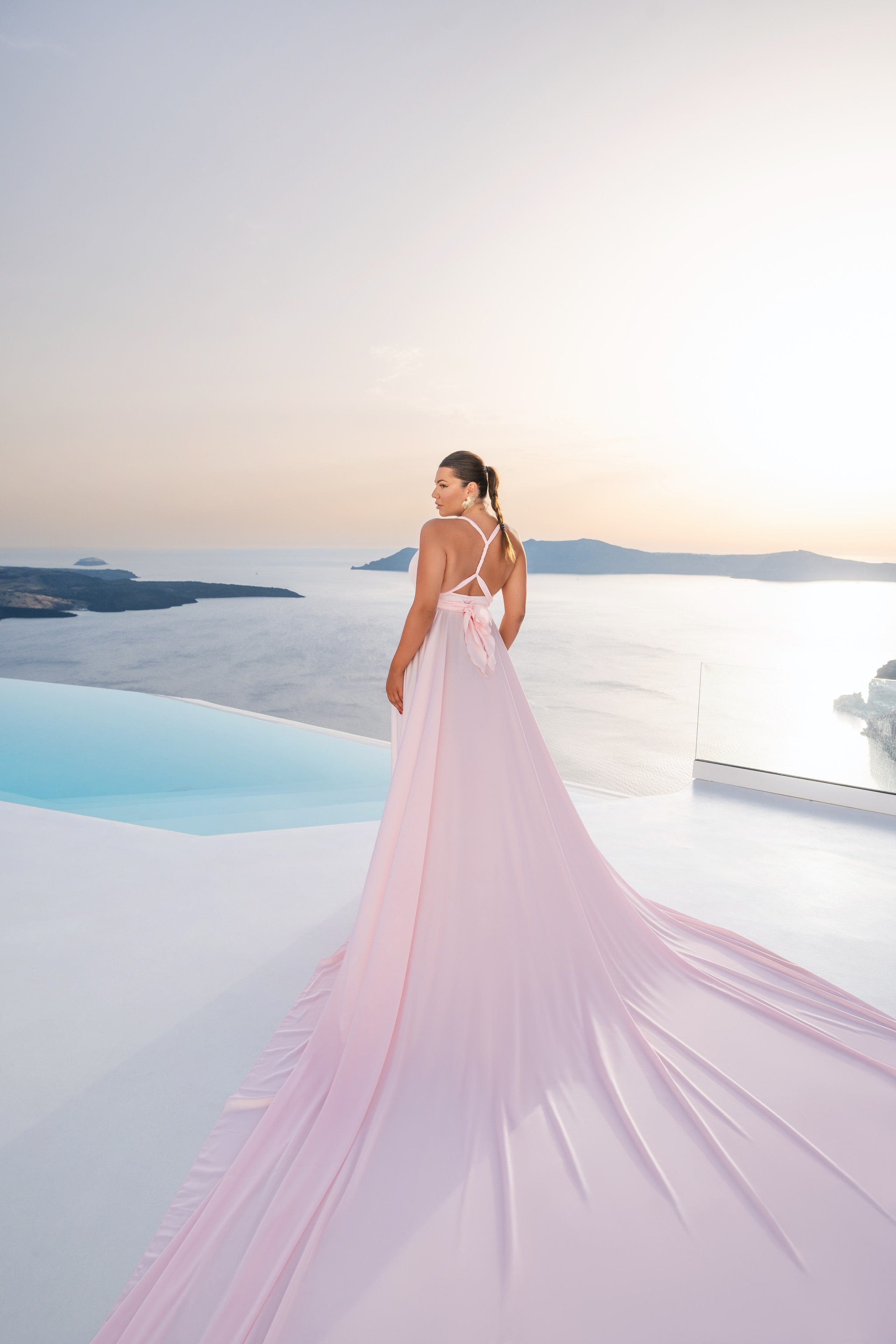 Golden Hour Glamour at Dana Villas | Portrait Photoshoot in Firostefani, Santorini. Photographe vidéaste à Santorin|Séances photos de Robe volante Santorin|