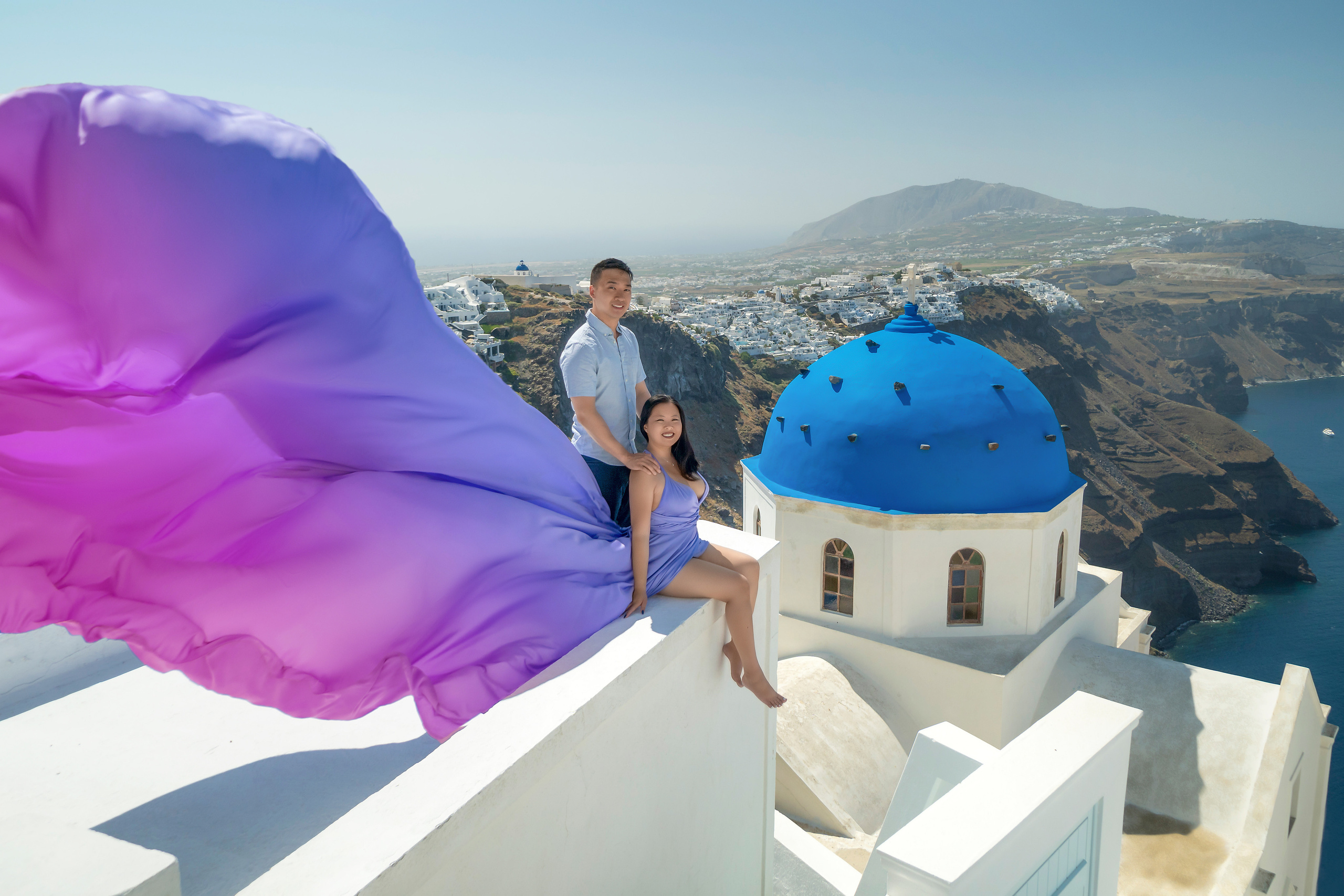 Photo pour couple ou famille par Sokolove photographe de Santorin l'un des meilleurs photographes de Santorin. Photographe vidéaste à Santorin|Séances photos de Robe volante Santorin|