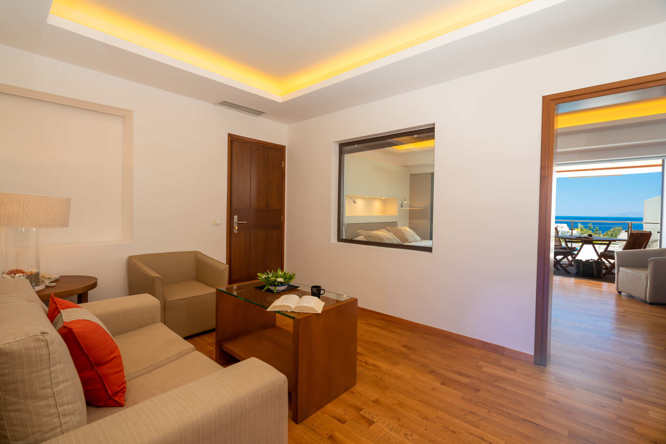 Porto Elounda Golf & Spa Resort. Photographe vidéaste à Santorin|Séances photos de Robe volante Santorin|