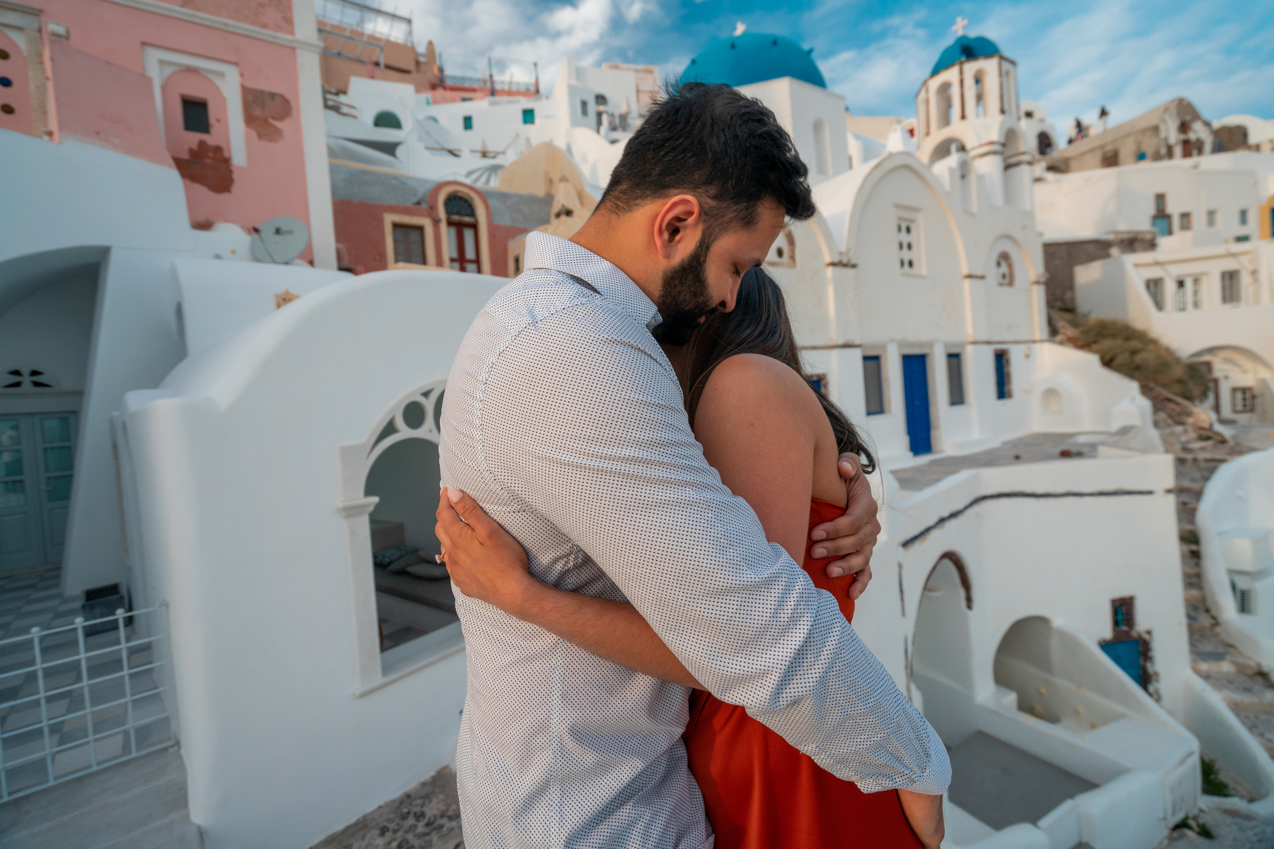 4. Proposal in Oia. Photographe vidéaste à Santorin|Séances photos de Robe volante Santorin|