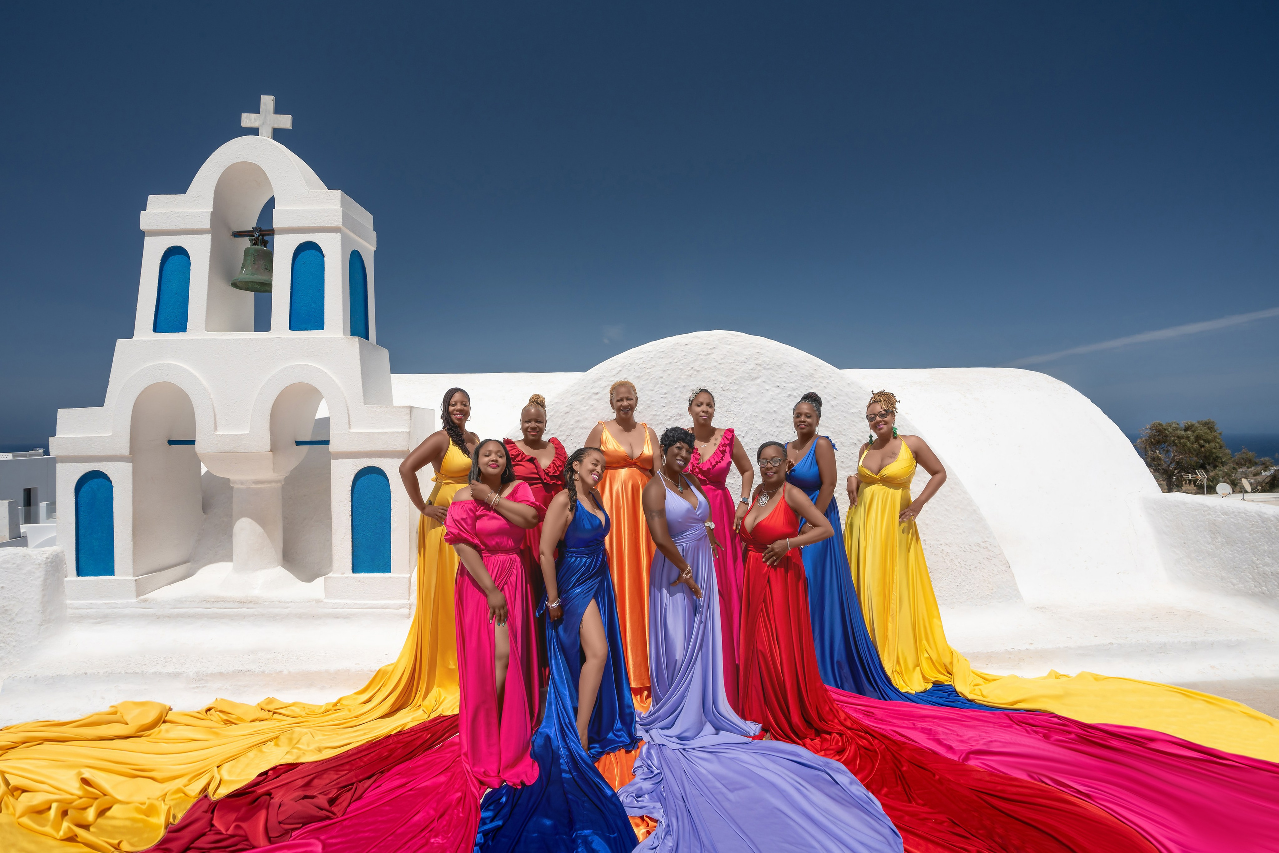 Photos de groupe avec des robes volantes. Photographe vidéaste à Santorin|Séances photos de Robe volante Santorin|