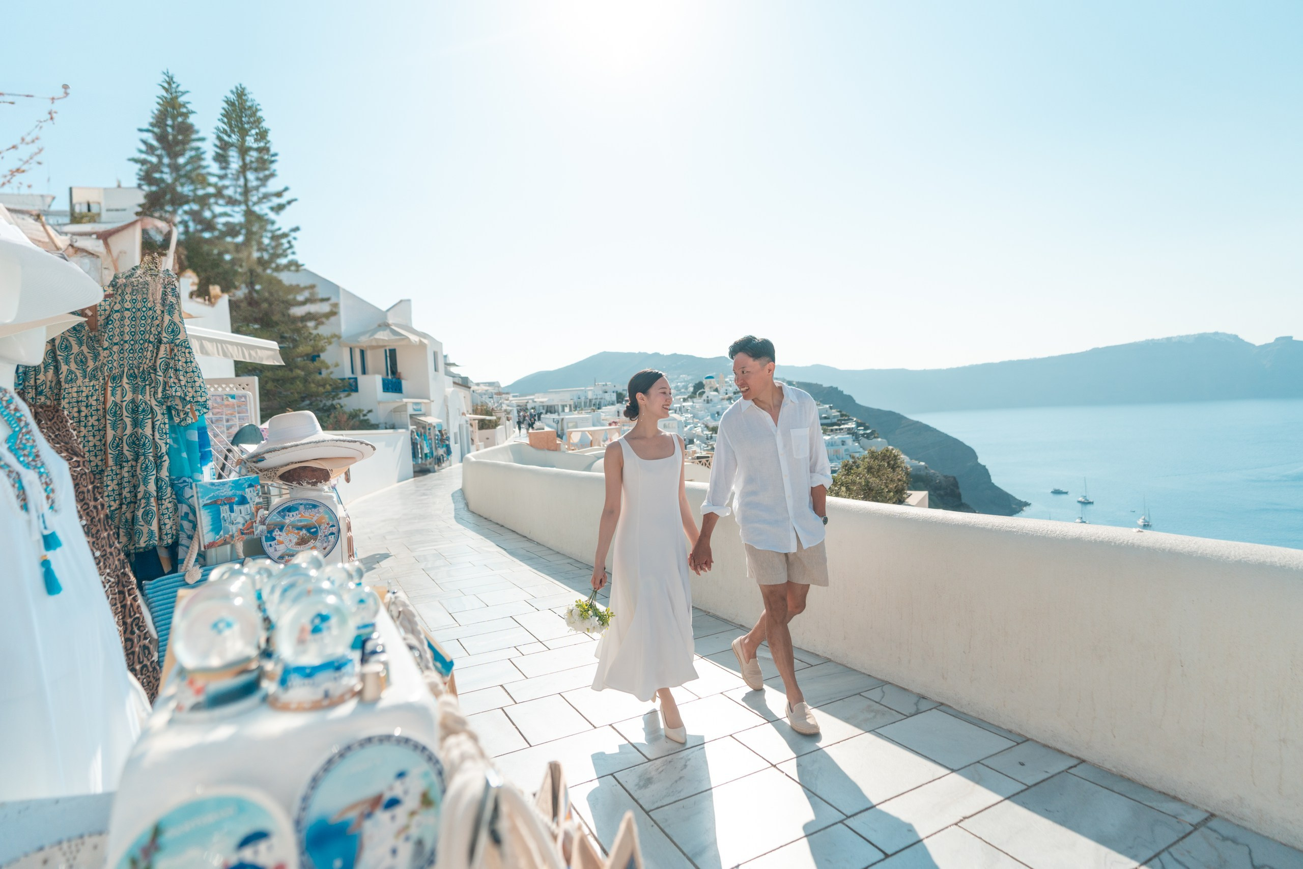 Santorini Photoshoot in Oia. Photographe vidéaste à Santorin|Séances photos de Robe volante Santorin|