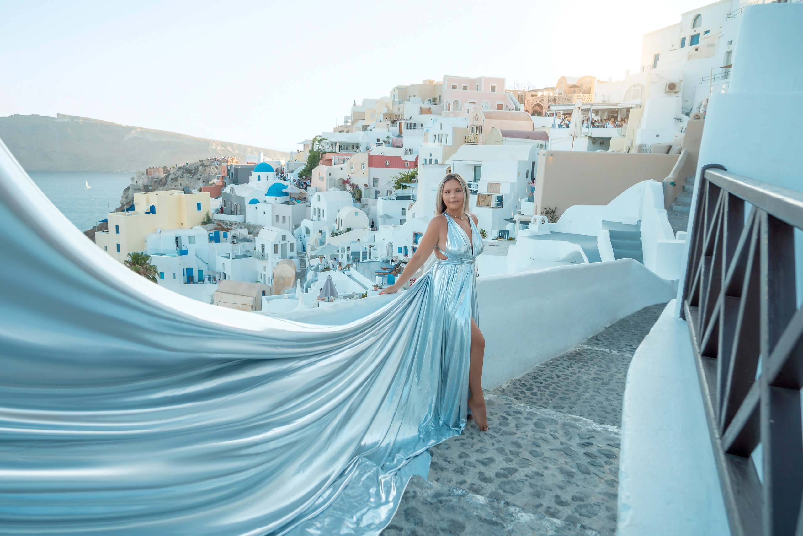 Silver dress, sunset Oia. Photographe vidéaste à Santorin|Séances photos de Robe volante Santorin|