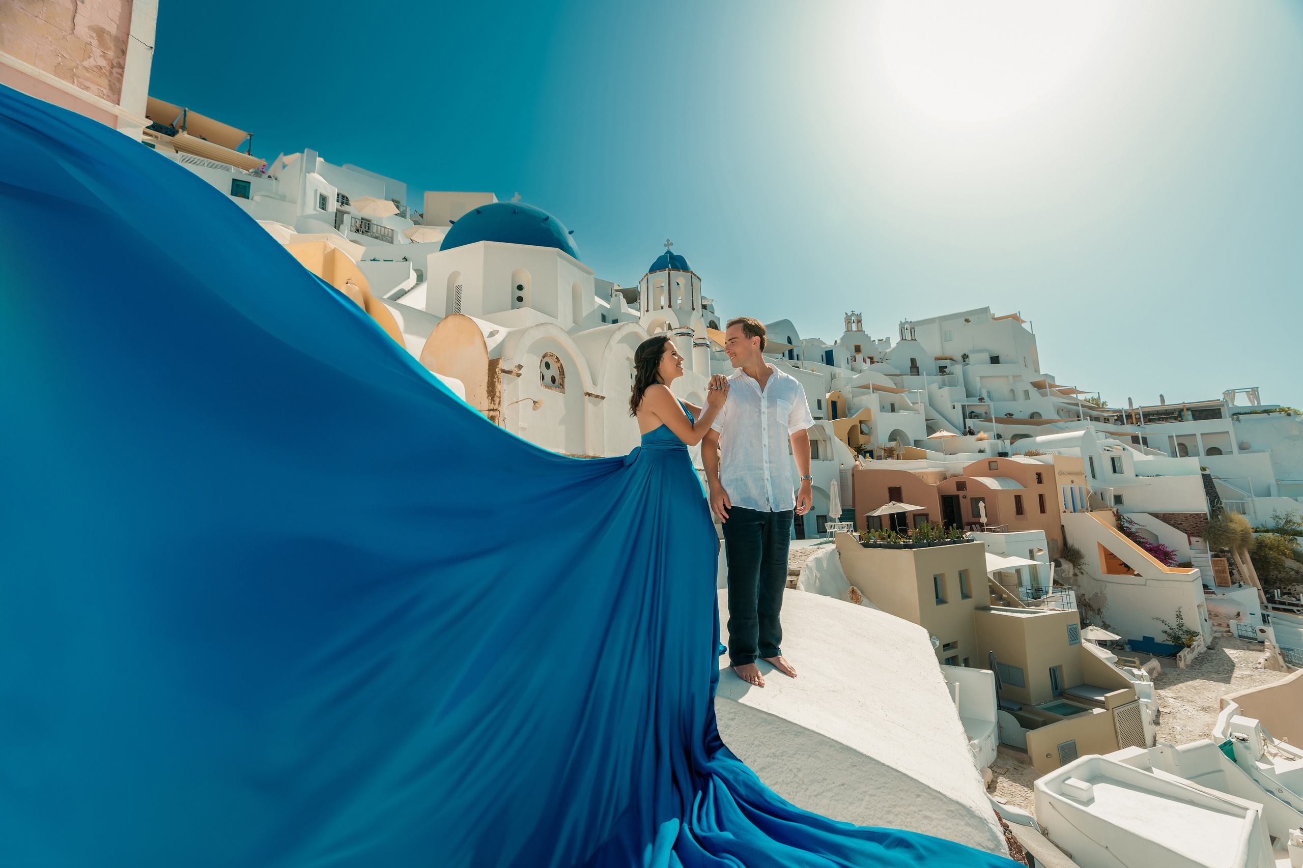 Robe Volante Santorin. Photographe vidéaste à Santorin|Séances photos de Robe volante Santorin|