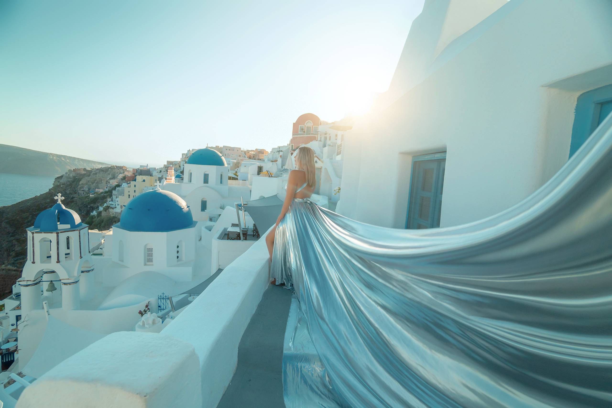 Silver dress, sunset Oia. Photographe vidéaste à Santorin|Séances photos de Robe volante Santorin|