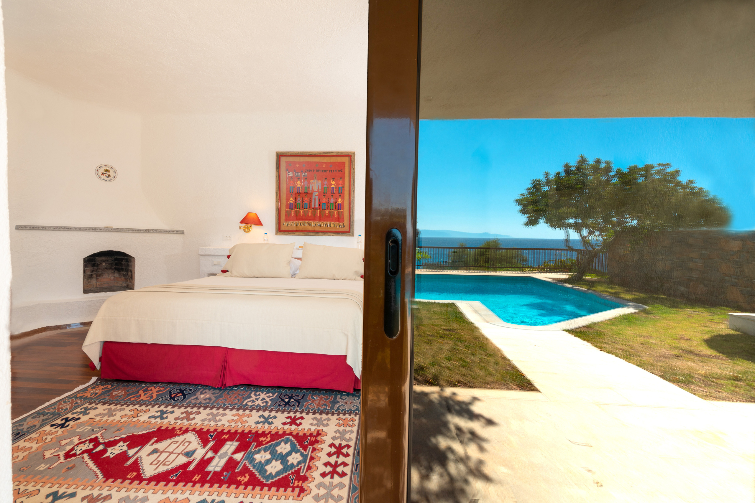 Porto Elounda Golf & Spa Resort. Photographe vidéaste à Santorin|Séances photos de Robe volante Santorin|